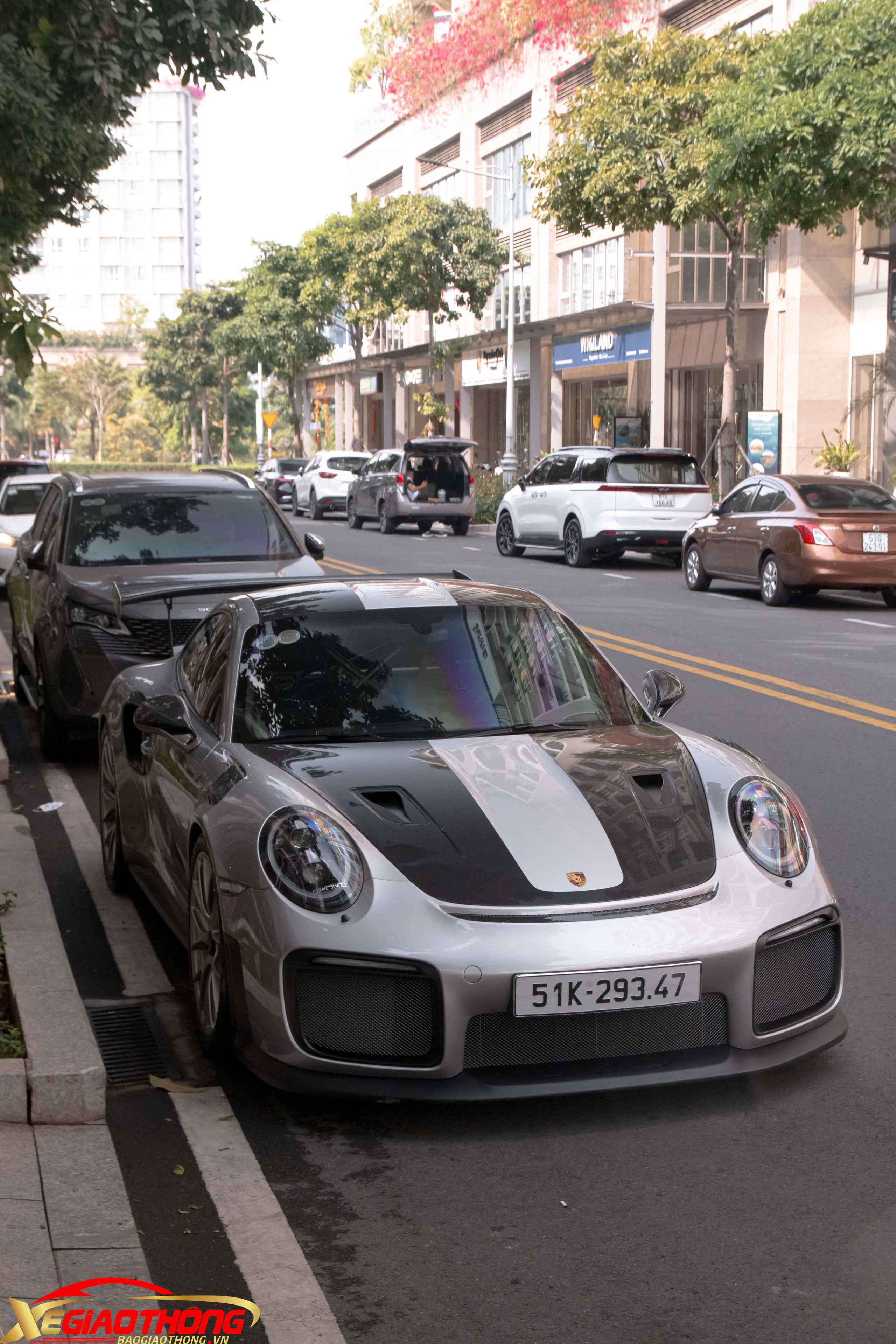 Cận cảnh Porsche 911 mạnh nhất lịch sử trên đường phố Việt