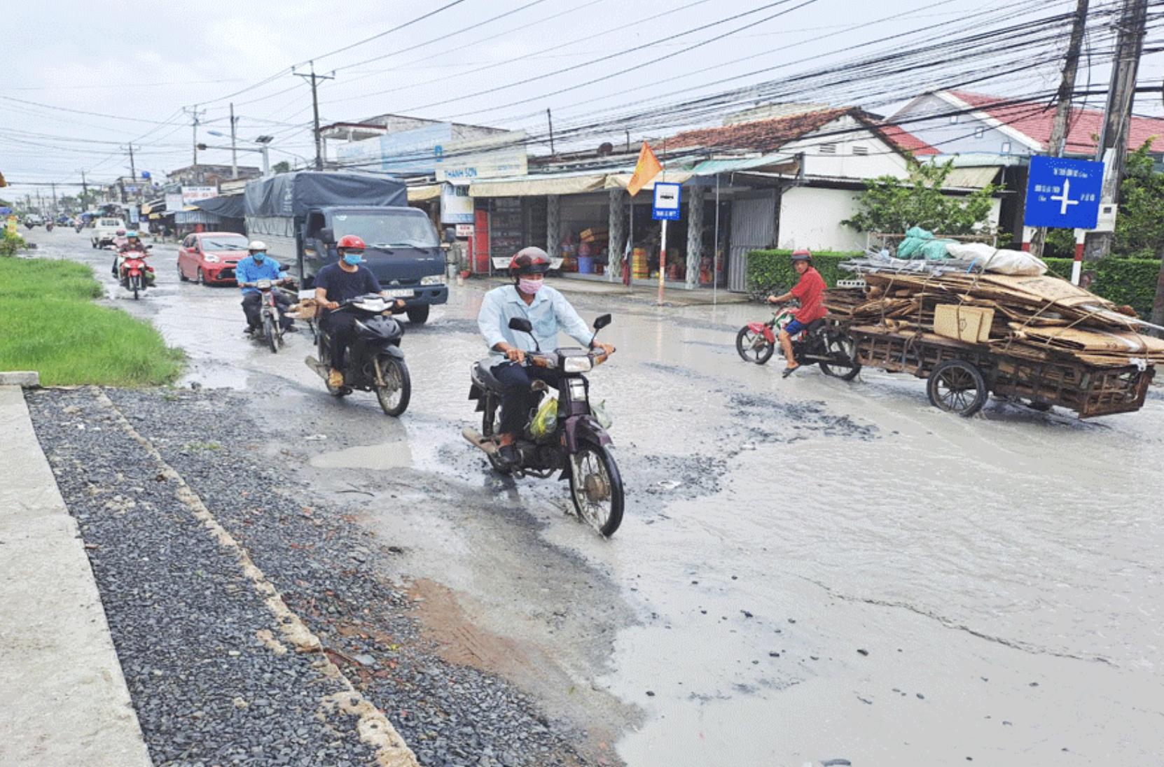 Hơn 68 tỷ đồng khắc phục hư hỏng nền đường do mưa lũ tại Bến Tre- Ảnh 1.