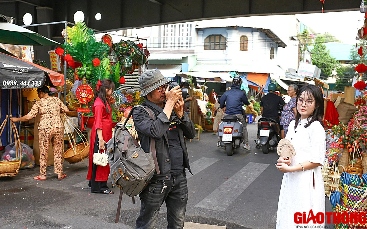 Những tà áo dài mang sắc xuân trên phố Biên Hòa- Ảnh 7.