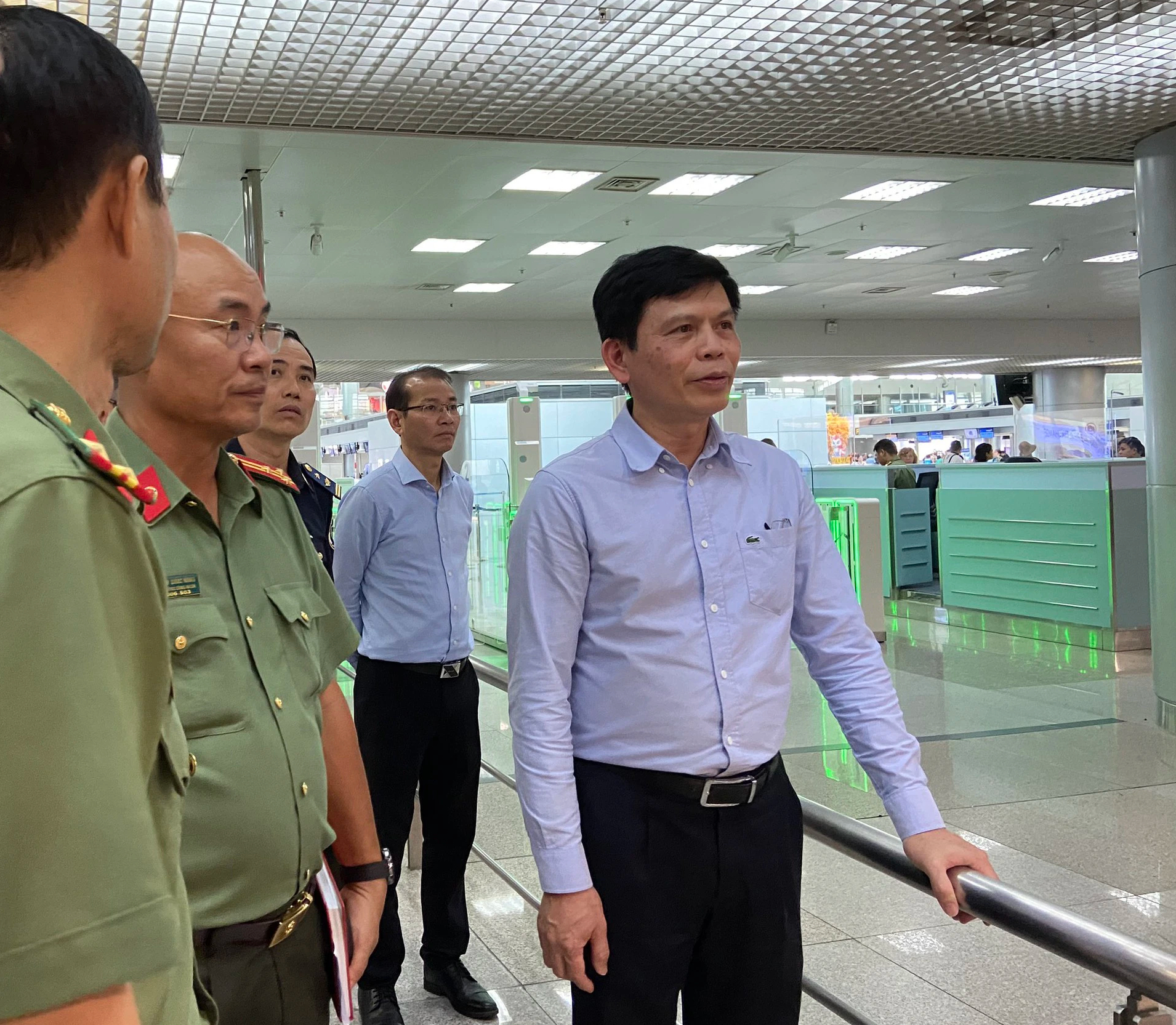 Thứ trưởng Lê Anh Tuấn kiểm tra công tác phục vụ ở sân bay Tân Sơn Nhất- Ảnh 1.