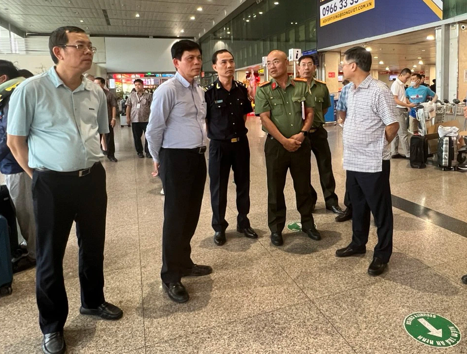 Thứ trưởng Lê Anh Tuấn kiểm tra công tác phục vụ ở sân bay Tân Sơn Nhất- Ảnh 3.