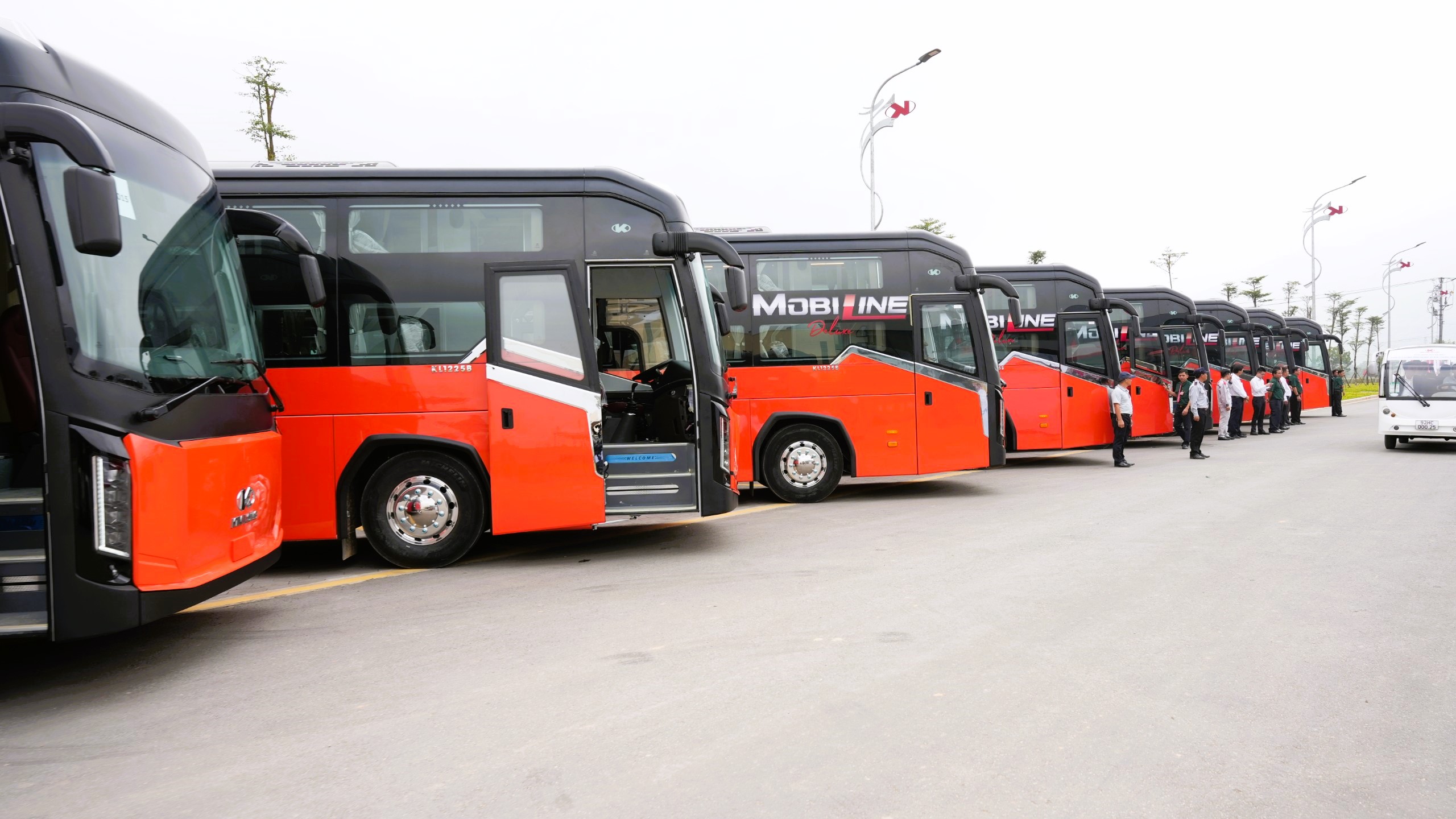 Dự án sản xuất lắp ráp ô tô hơn 4 nghìn tỷ ở Huế ra mắt 19 xe bus đầu tiên- Ảnh 1.