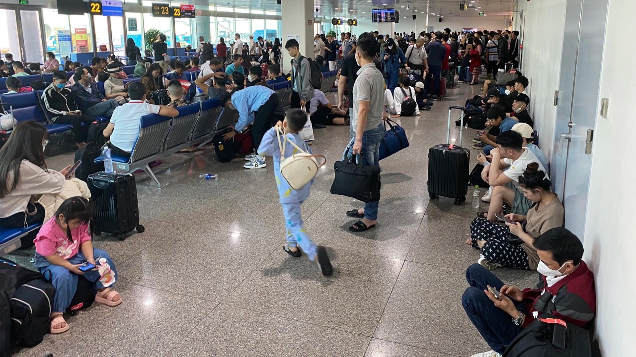 Khách tăng vọt, thời tiết xấu, nhiều người chật vật ở sân bay Tân Sơn Nhất- Ảnh 9.