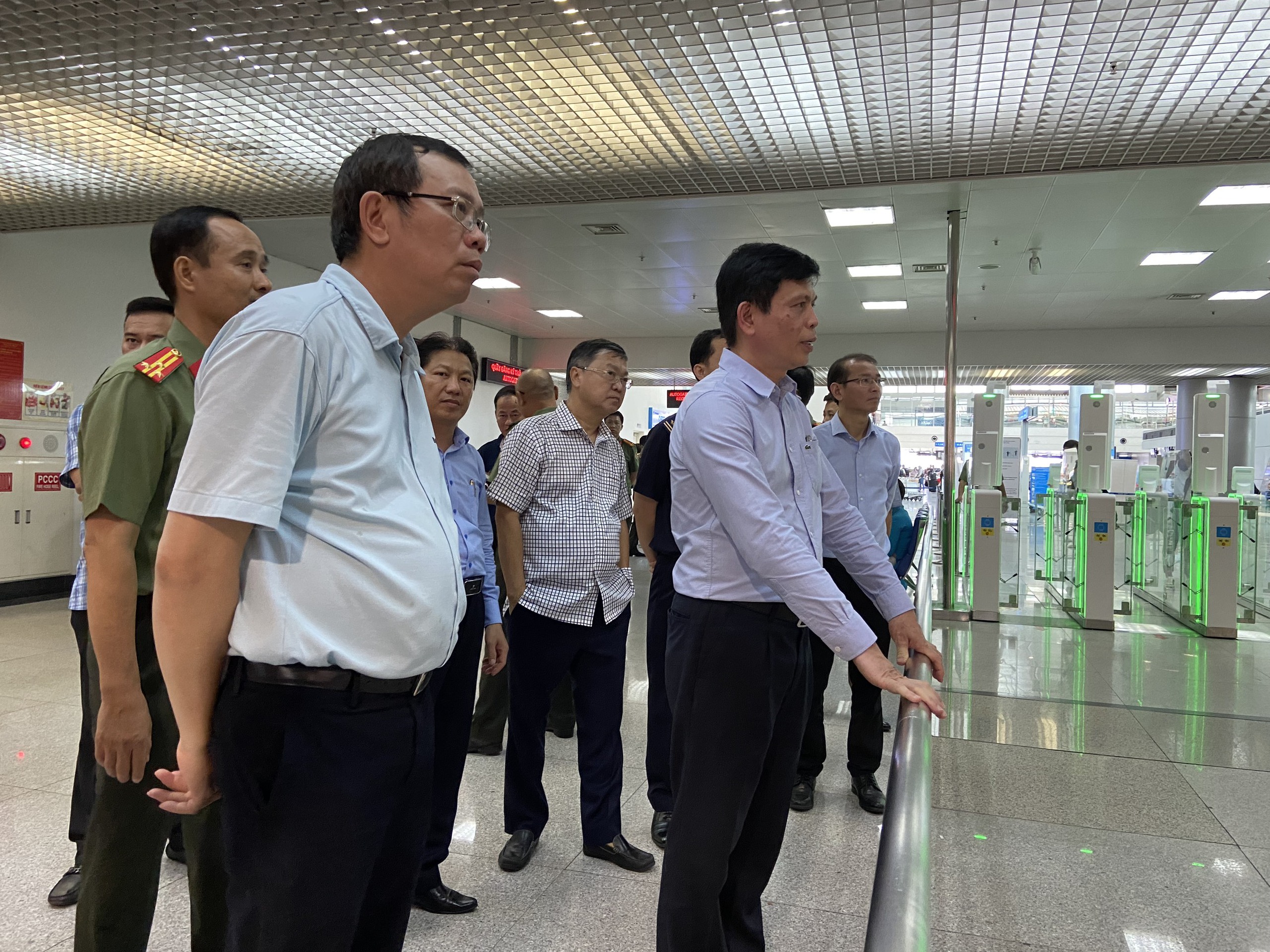 Thứ trưởng Lê Anh Tuấn kiểm tra công tác phục vụ ở sân bay Tân Sơn Nhất- Ảnh 2.