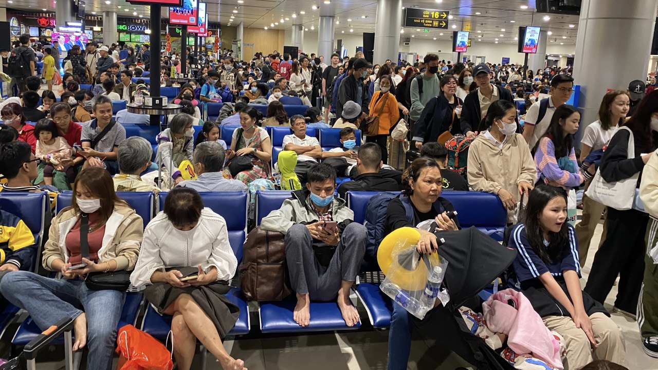 Khách tăng vọt, thời tiết xấu, nhiều người chật vật ở sân bay Tân Sơn Nhất- Ảnh 4.