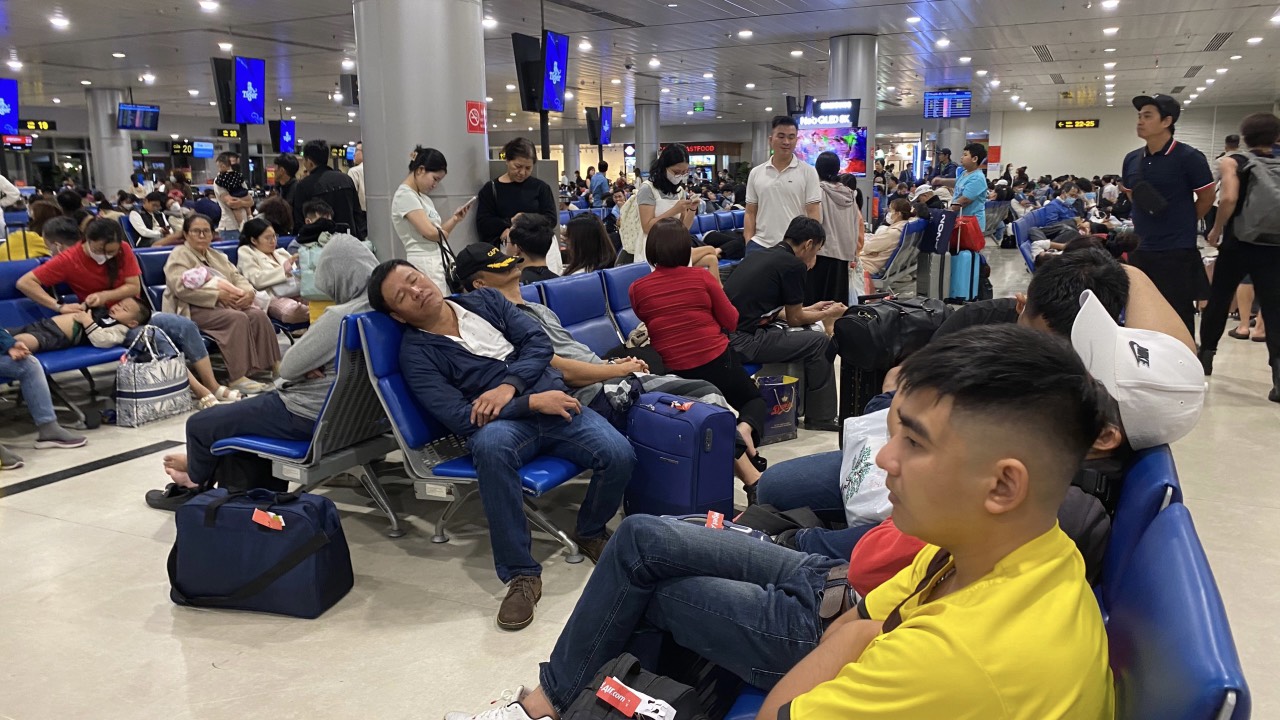 Khách tăng vọt, thời tiết xấu, nhiều người chật vật ở sân bay Tân Sơn Nhất- Ảnh 7.