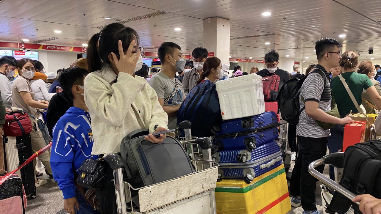 Khách tăng vọt, thời tiết xấu, nhiều người chật vật ở sân bay Tân Sơn Nhất- Ảnh 3.