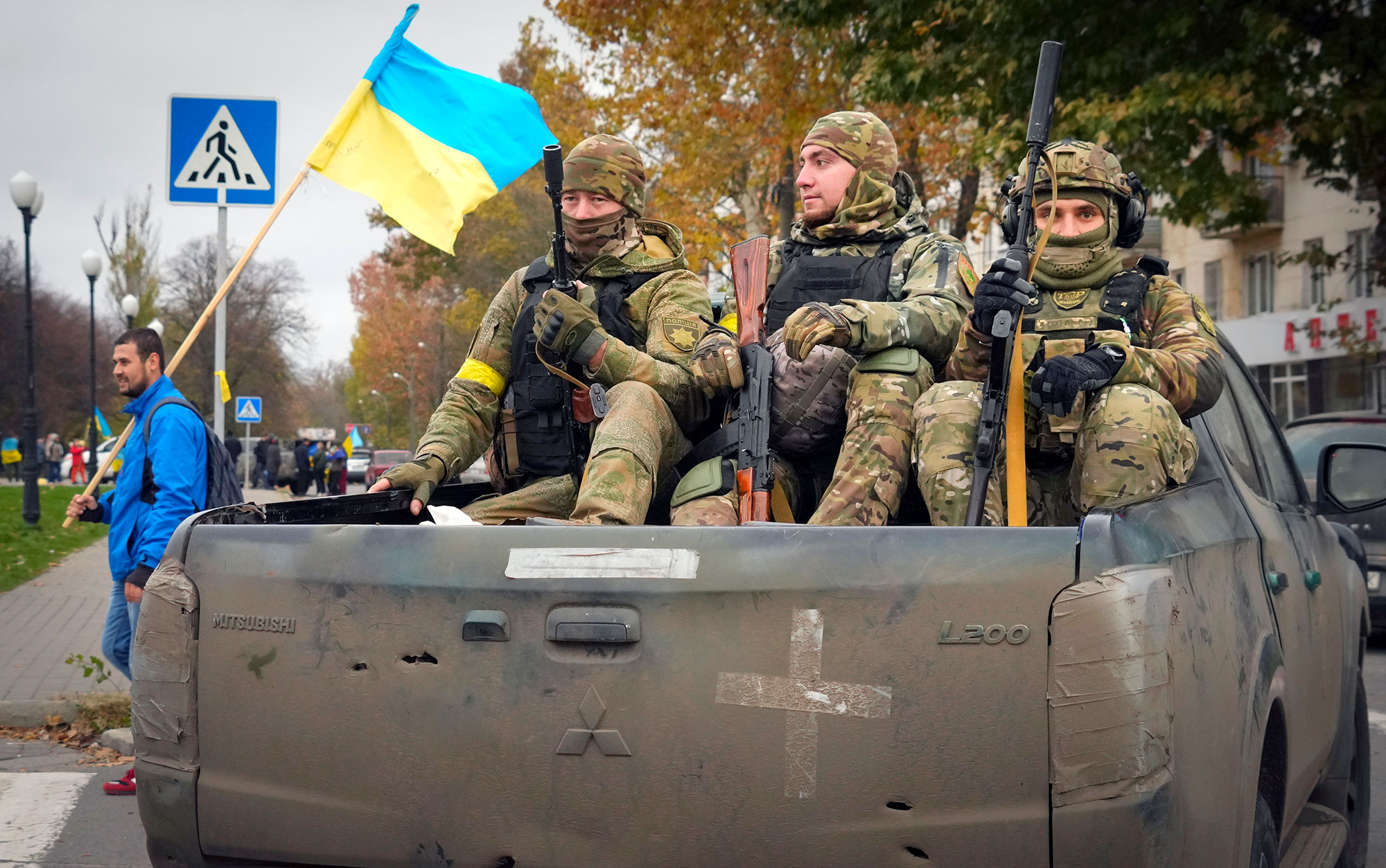 Theo mô tả của vị ngoại trưởng Ba Lan, sự hiện hiện của binh lính phương Tây ở Ukraine là điều tuyệt mật, nhưng đây lại là “bí mật ai cũng biết”. (Ảnh: AP)