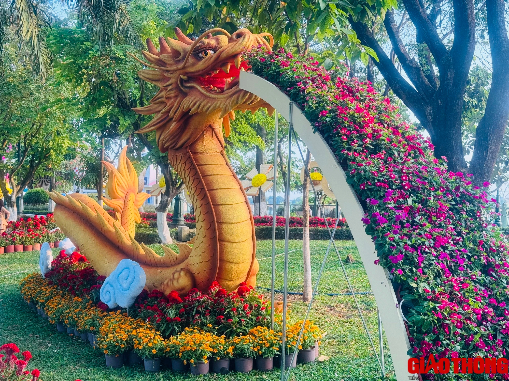 Linh vật Rồng ở Đồng Nai phun hoa rực rỡ, hút du khách check in dịp Tết- Ảnh 2.