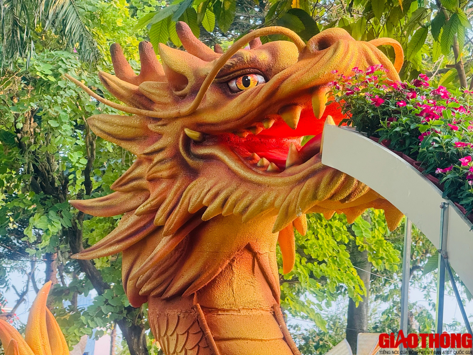 Linh vật Rồng ở Đồng Nai phun hoa rực rỡ, hút du khách check in dịp Tết- Ảnh 3.