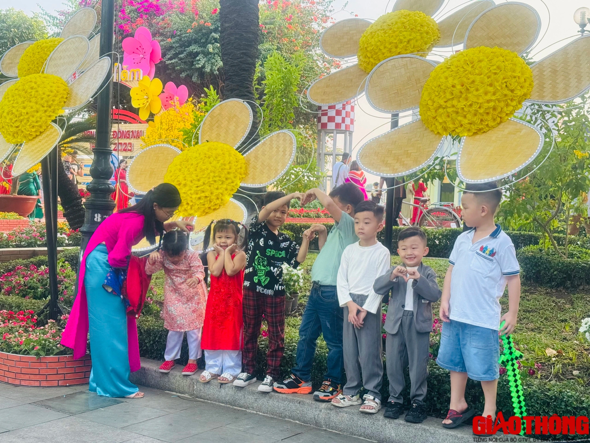 Linh vật Rồng ở Đồng Nai phun hoa rực rỡ, hút du khách check in dịp Tết- Ảnh 9.