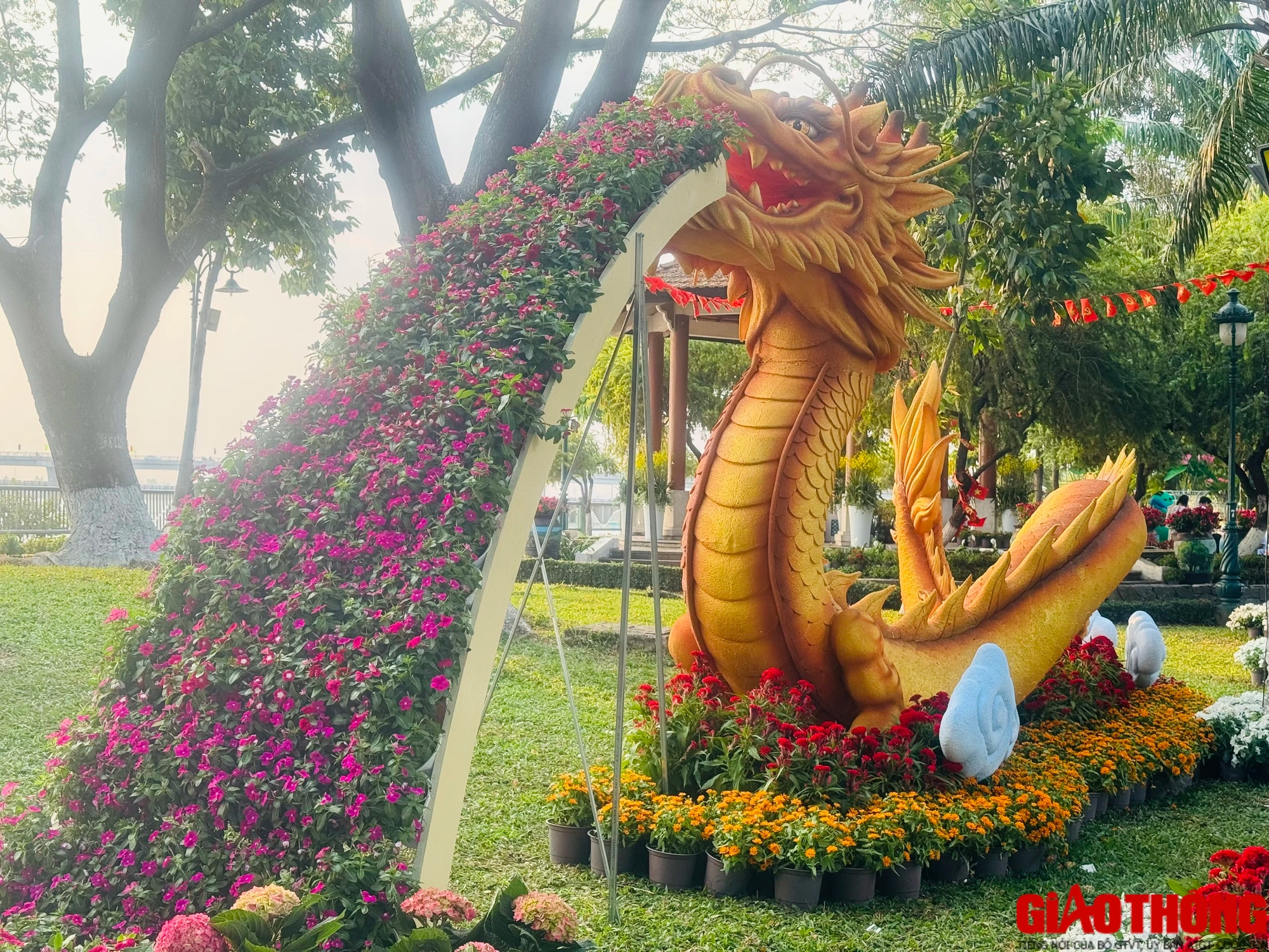 Linh vật Rồng ở Đồng Nai phun hoa rực rỡ, hút du khách check in dịp Tết- Ảnh 15.