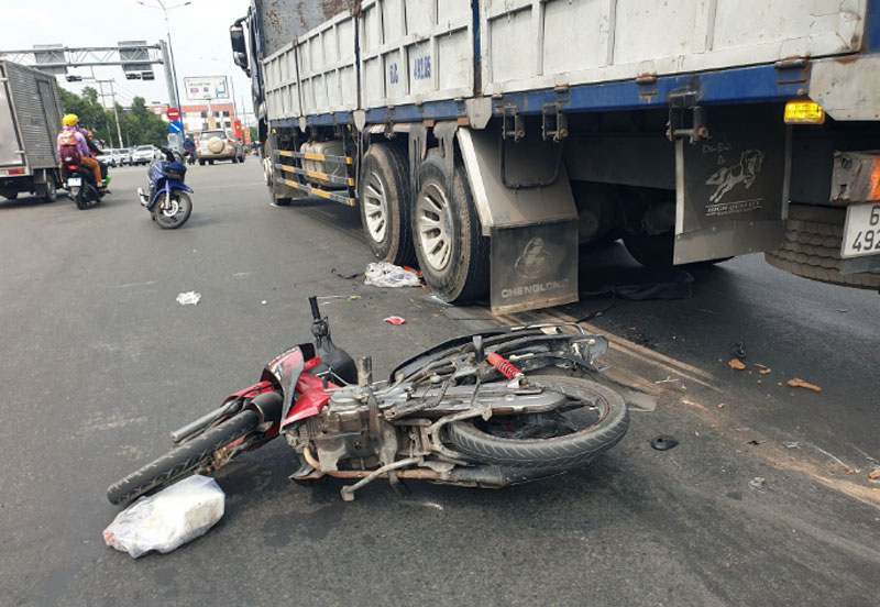 Chiếc xe máy bị cán nát tại hiện trường vụ tai nạn.