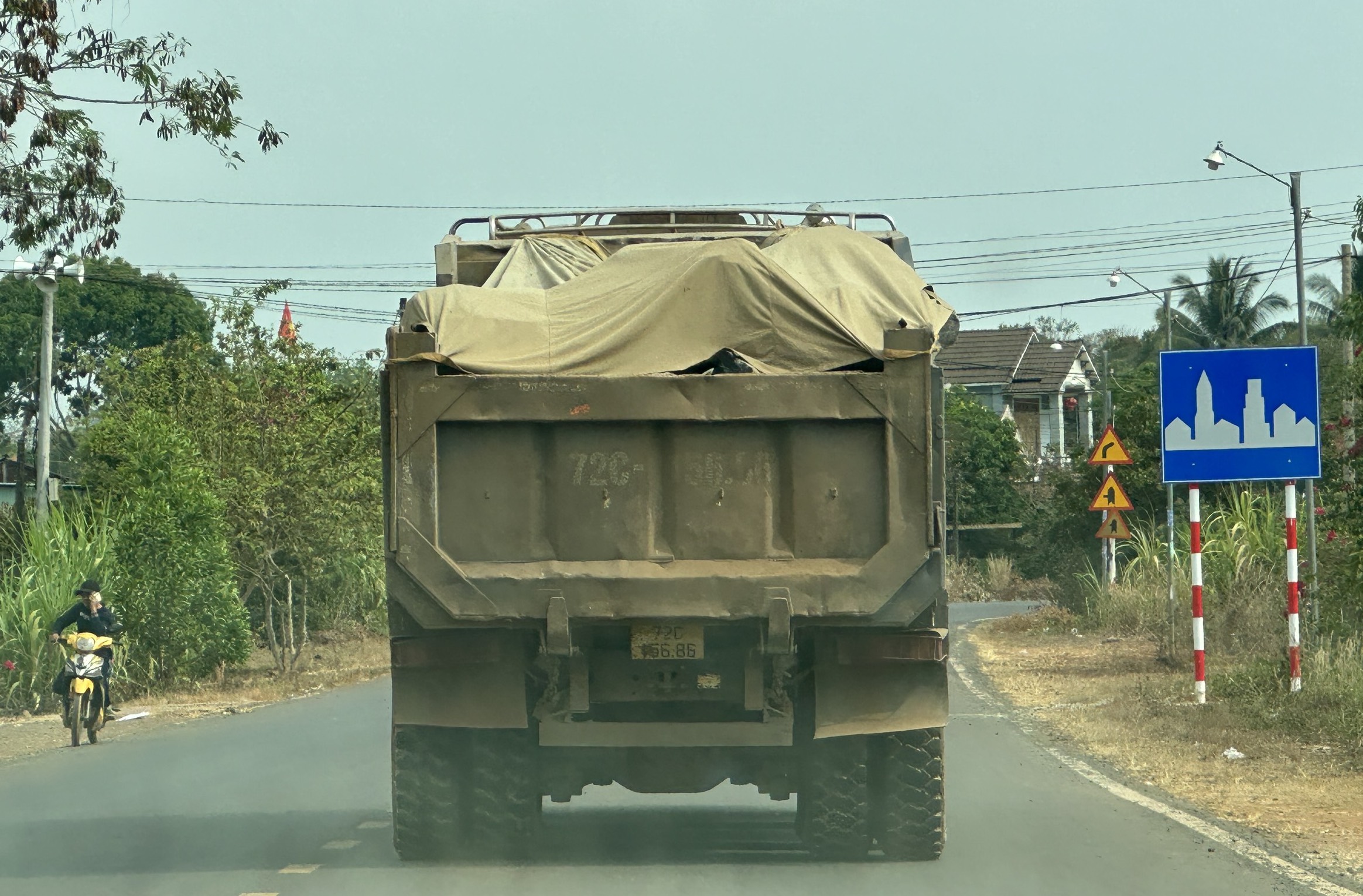 Rầm rộ khai thác đá bazan trái phép ở Bình Phước, xe chở quá tải như chốn không người- Ảnh 4.