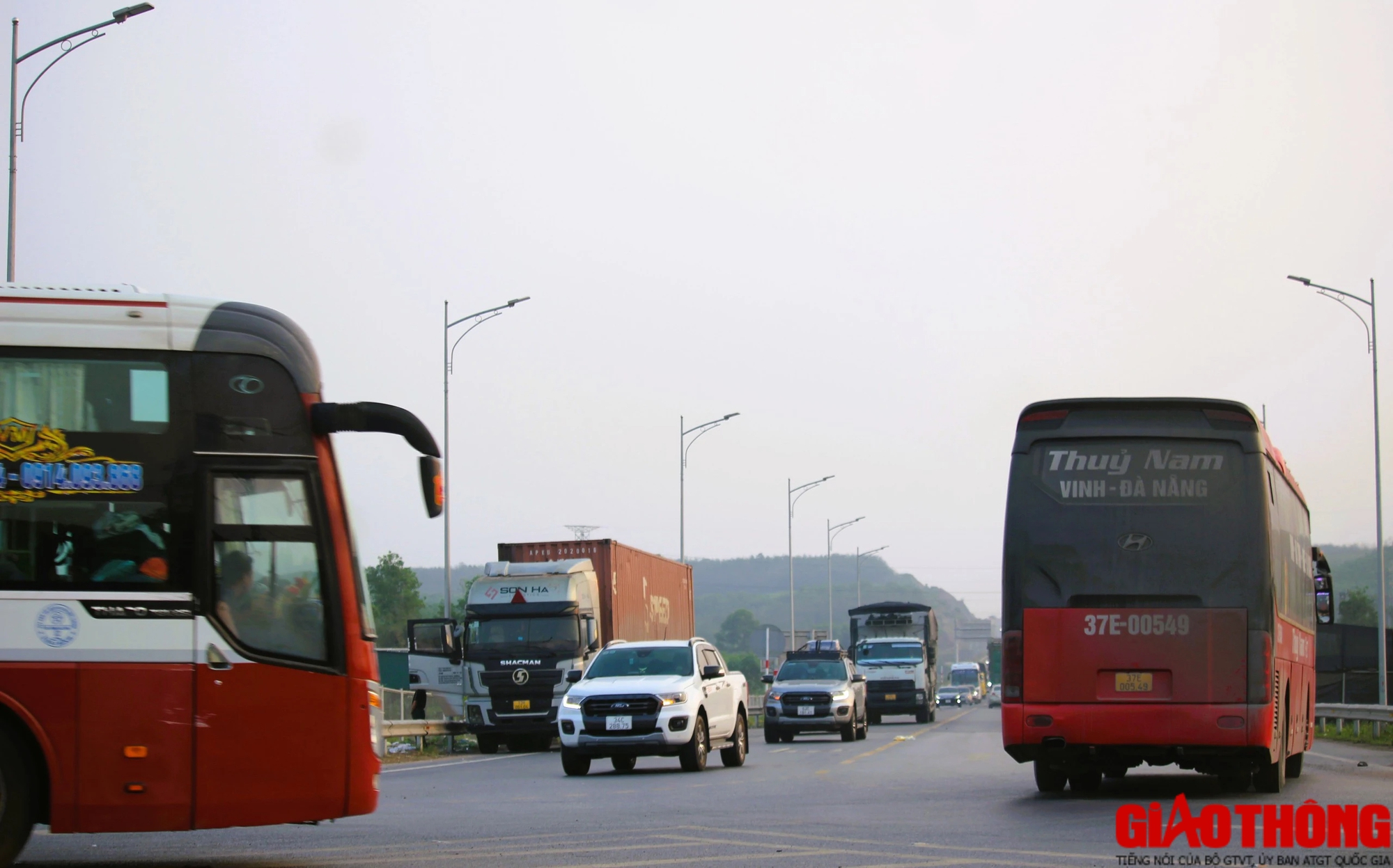Cao tốc Cam Lộ - La Sơn nườm nượp xe cộ nối đuôi di chuyển về quê ăn Tết- Ảnh 1.