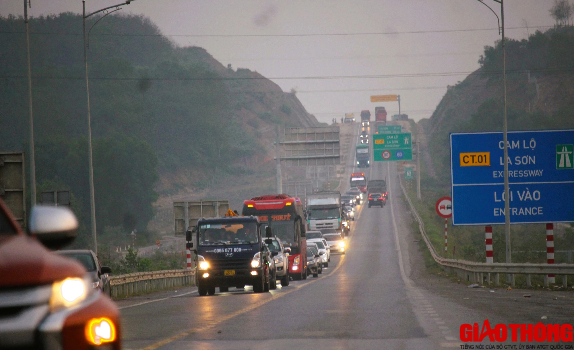 Cao tốc Cam Lộ - La Sơn nườm nượp xe cộ nối đuôi di chuyển về quê ăn Tết- Ảnh 2.