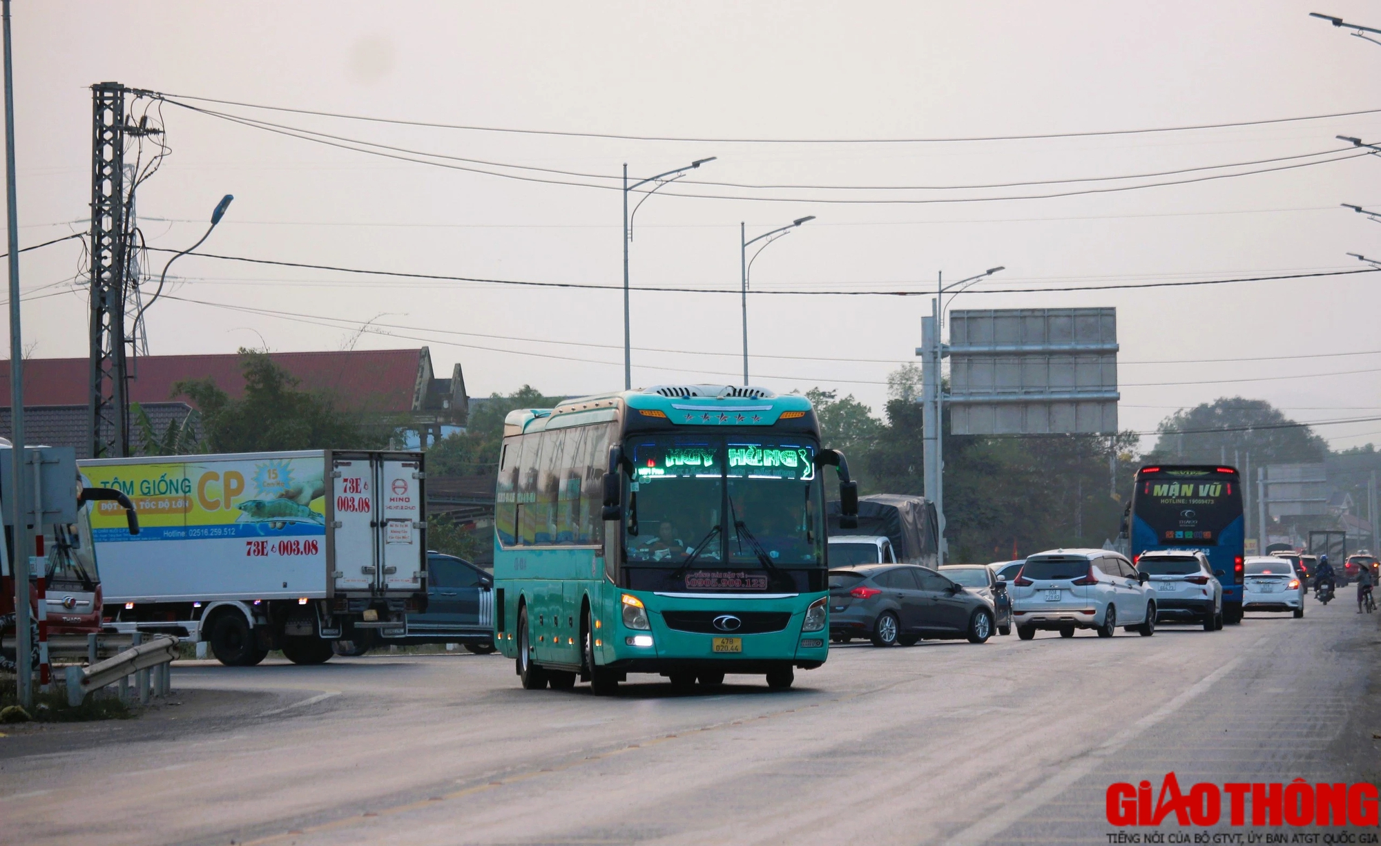 Cao tốc Cam Lộ - La Sơn nườm nượp xe cộ nối đuôi di chuyển về quê ăn Tết- Ảnh 3.