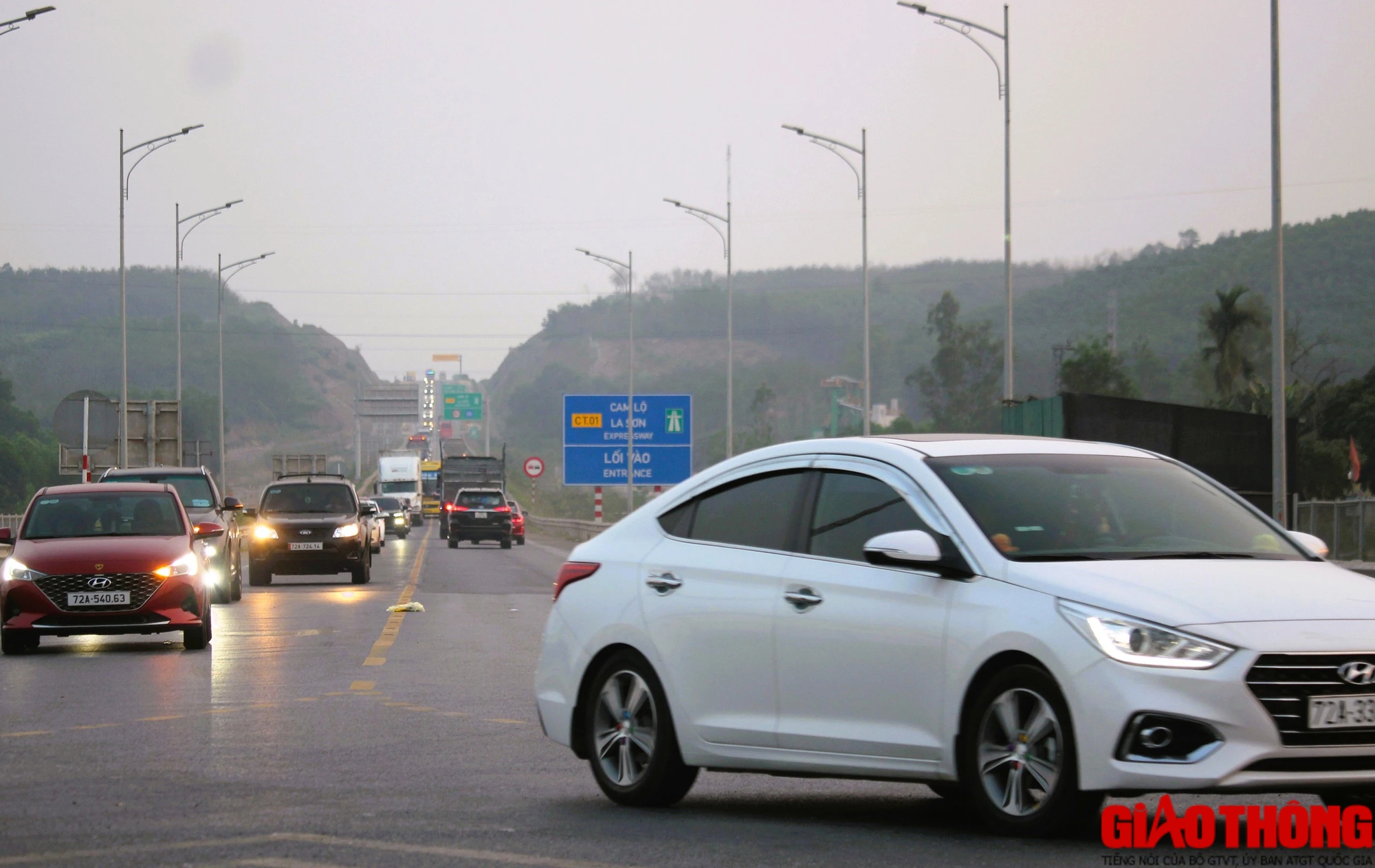 Cao tốc Cam Lộ - La Sơn nườm nượp xe cộ nối đuôi di chuyển về quê ăn Tết- Ảnh 4.