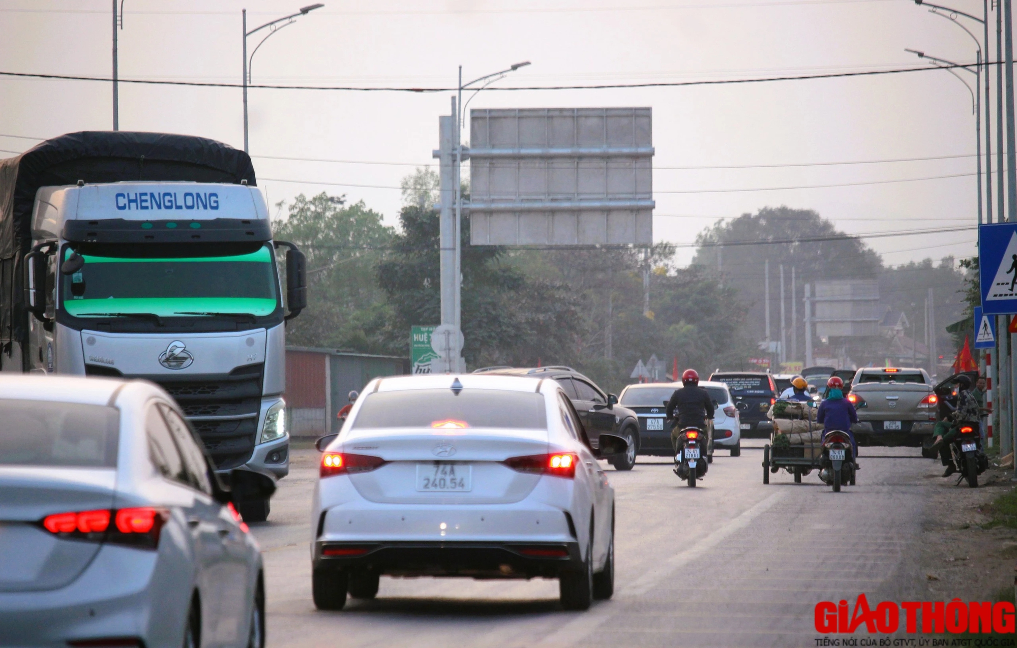 Cao tốc Cam Lộ - La Sơn nườm nượp xe cộ nối đuôi di chuyển về quê ăn Tết- Ảnh 6.