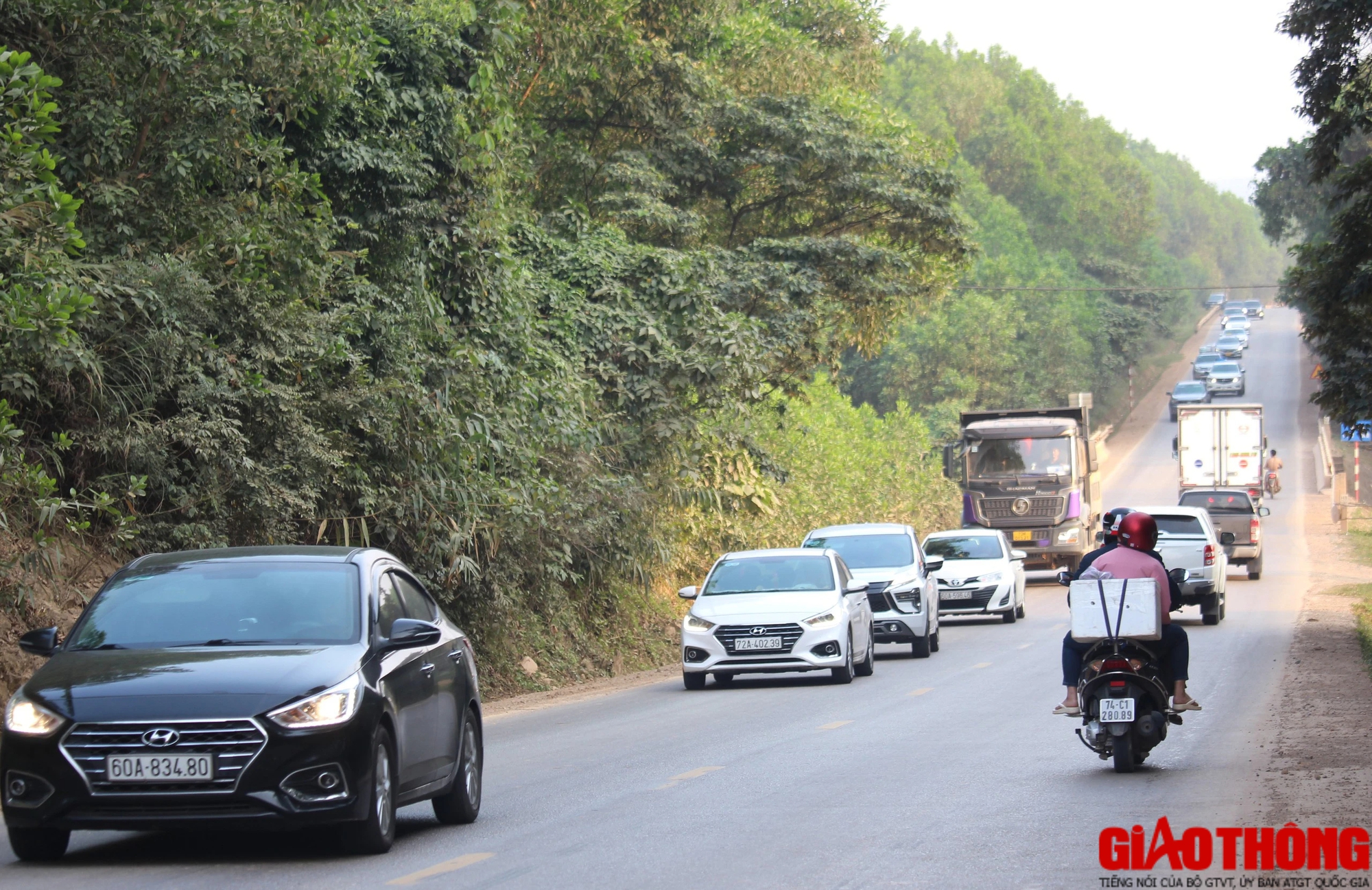 Cao tốc Cam Lộ - La Sơn nườm nượp xe cộ nối đuôi di chuyển về quê ăn Tết- Ảnh 8.