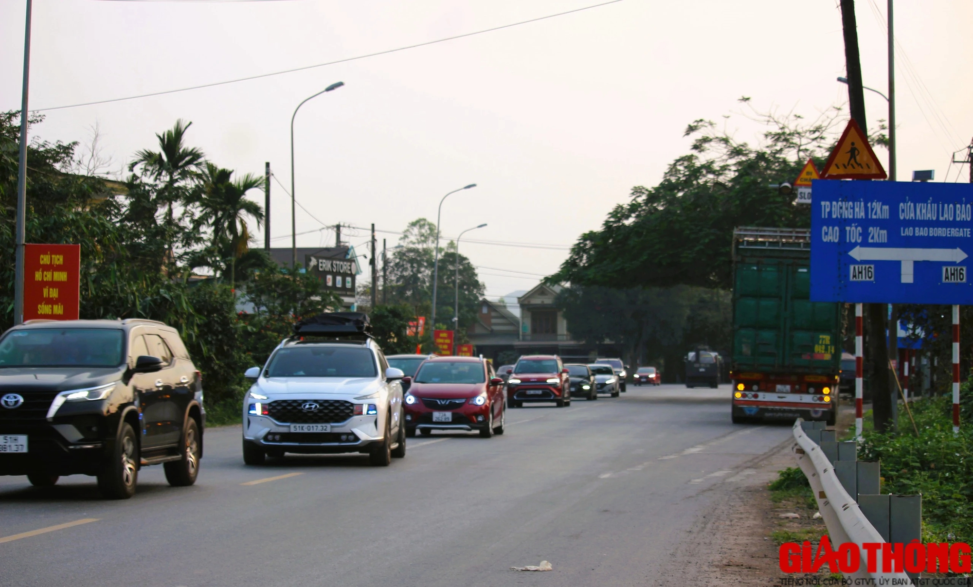 Cao tốc Cam Lộ - La Sơn nườm nượp xe cộ nối đuôi di chuyển về quê ăn Tết- Ảnh 9.