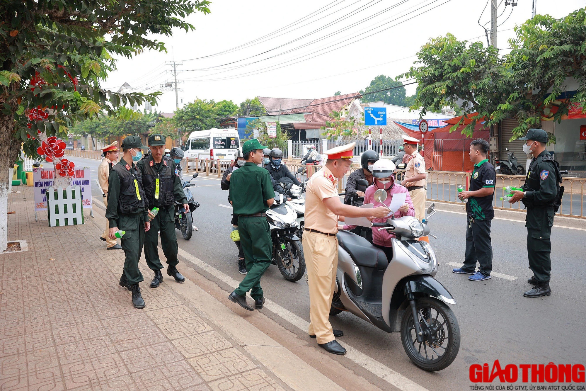 Cảnh sát tặng khăn lạnh, nước suối và vá xe miễn phí cho người dân về quê ăn Tết- Ảnh 1.