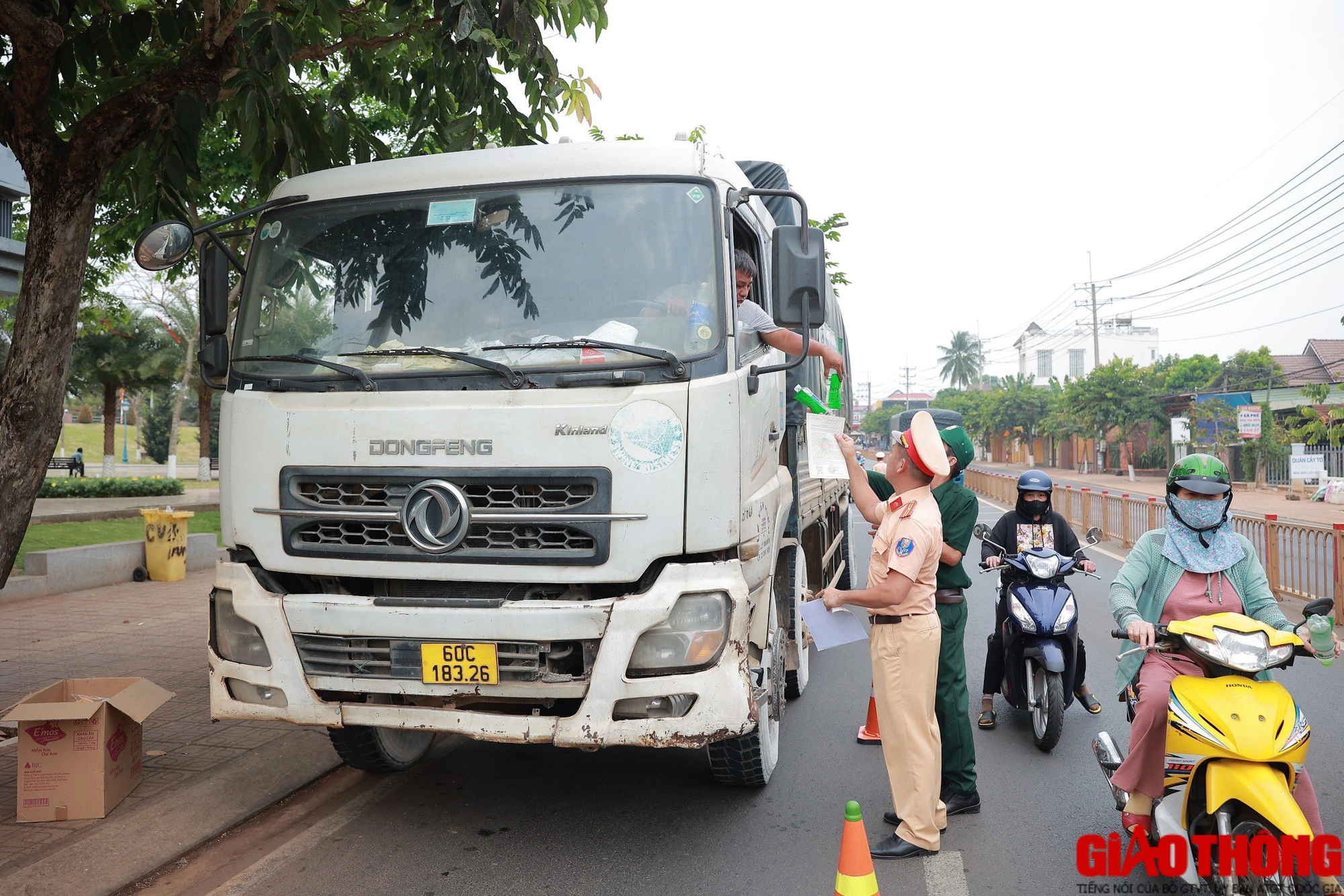Cảnh sát tặng khăn lạnh, nước suối và vá xe miễn phí cho người dân về quê ăn Tết- Ảnh 2.