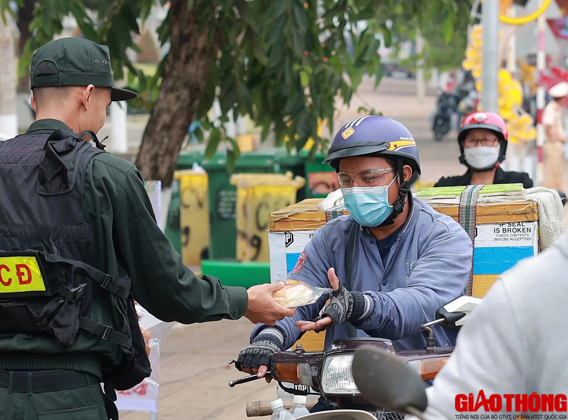 Cảnh sát tặng khăn lạnh, nước suối và vá xe miễn phí cho người dân về quê ăn Tết- Ảnh 4.