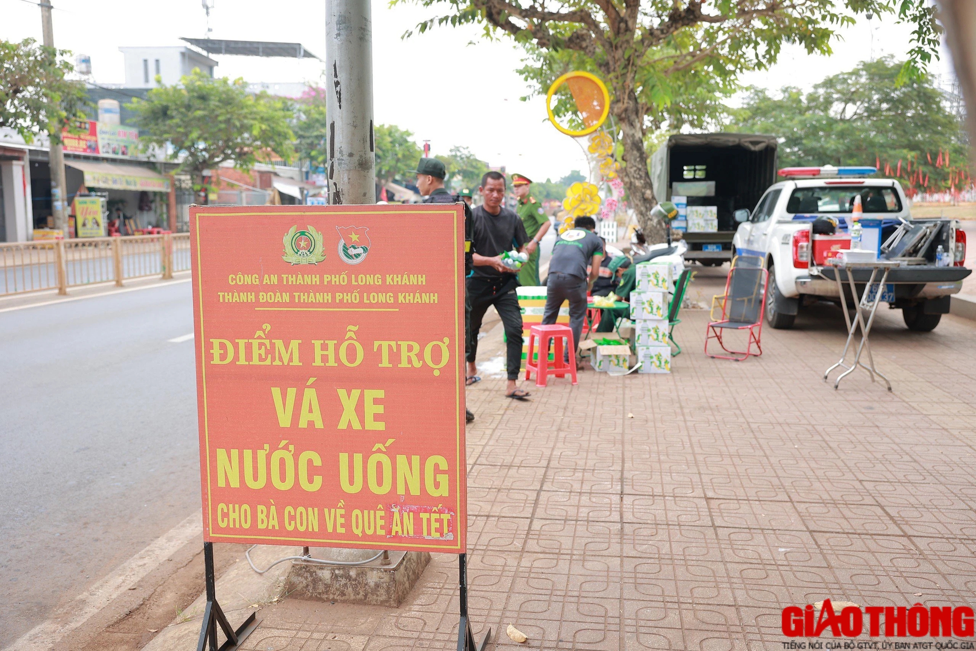 Cảnh sát tặng khăn lạnh, nước suối và vá xe miễn phí cho người dân về quê ăn Tết- Ảnh 7.