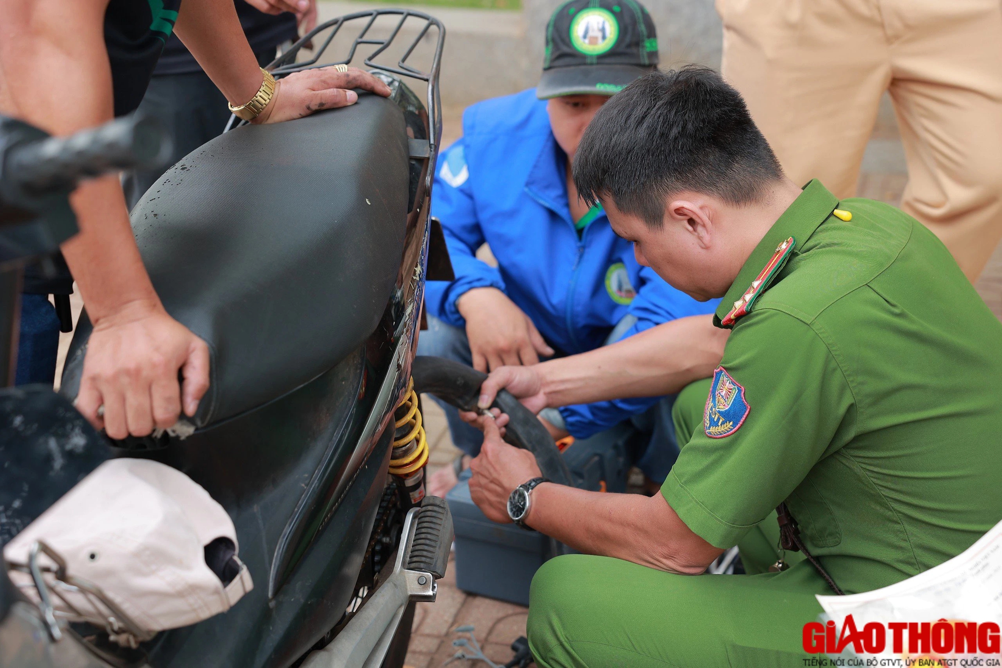 Cảnh sát tặng khăn lạnh, nước suối và vá xe miễn phí cho người dân về quê ăn Tết- Ảnh 8.