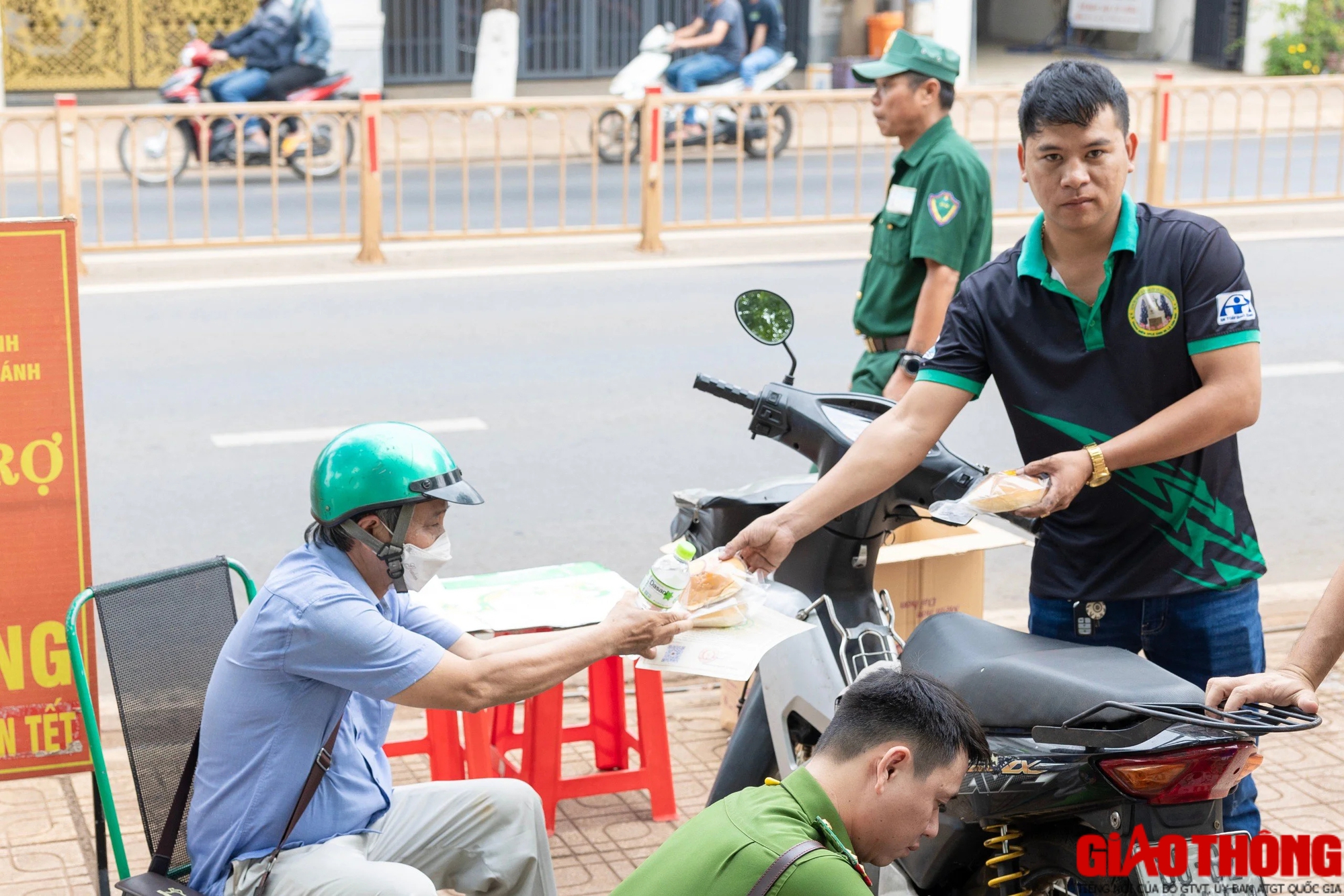 Cảnh sát tặng khăn lạnh, nước suối và vá xe miễn phí cho người dân về quê ăn Tết- Ảnh 10.