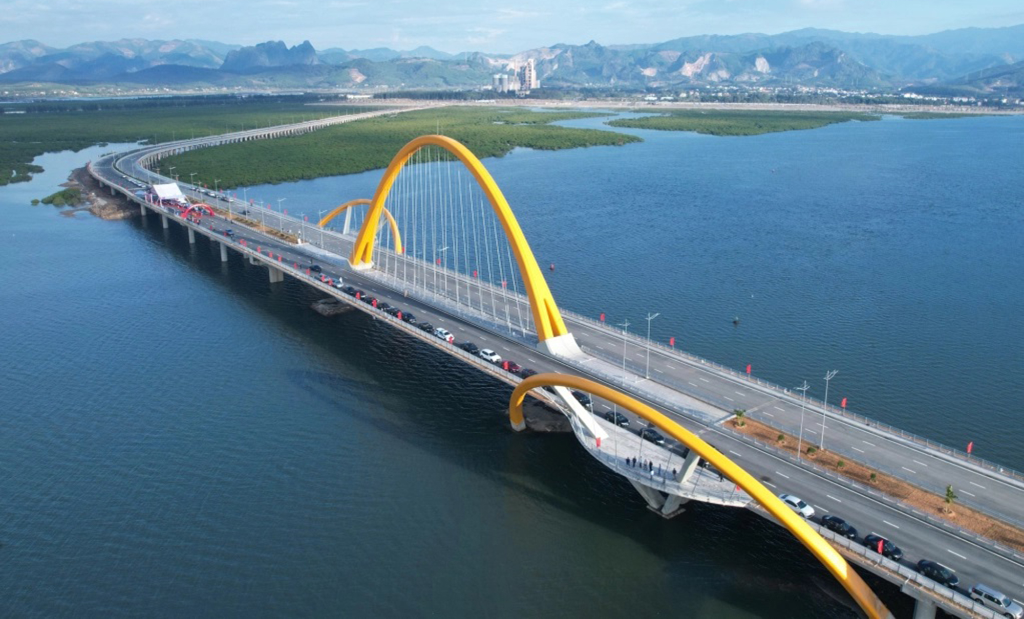 Lập kỷ lục thu hút FDI nhờ cầu, đường mới- Ảnh 1.