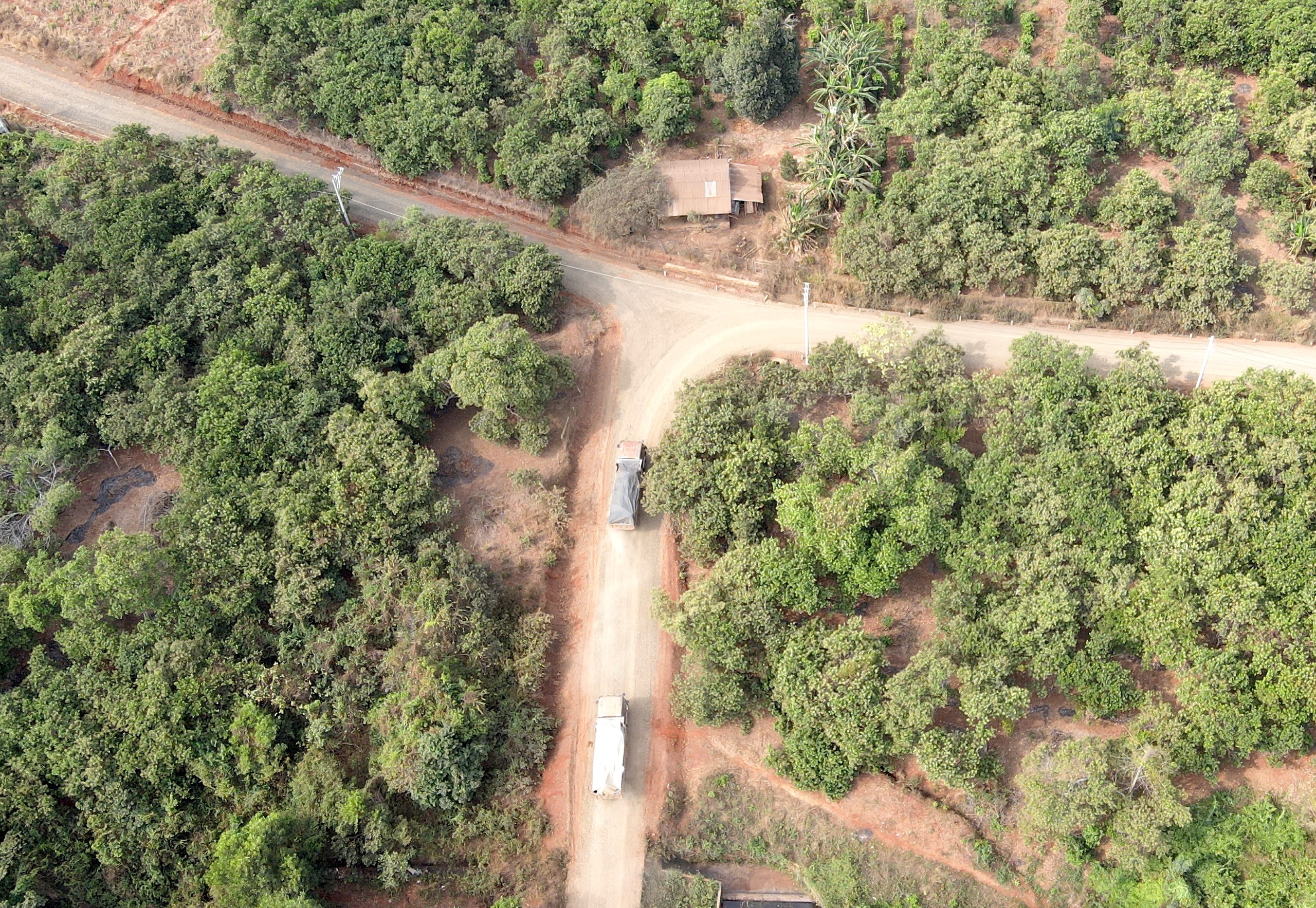 Rầm rộ khai thác đá bazan trái phép ở Bình Phước, xe chở quá tải như chốn không người- Ảnh 5.
