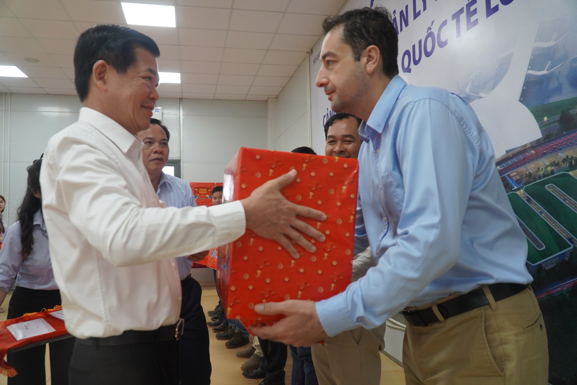 Lãnh đạo Đồng Nai thăm, tặng quà Tết cho lao động ở sân bay Long Thành- Ảnh 2.