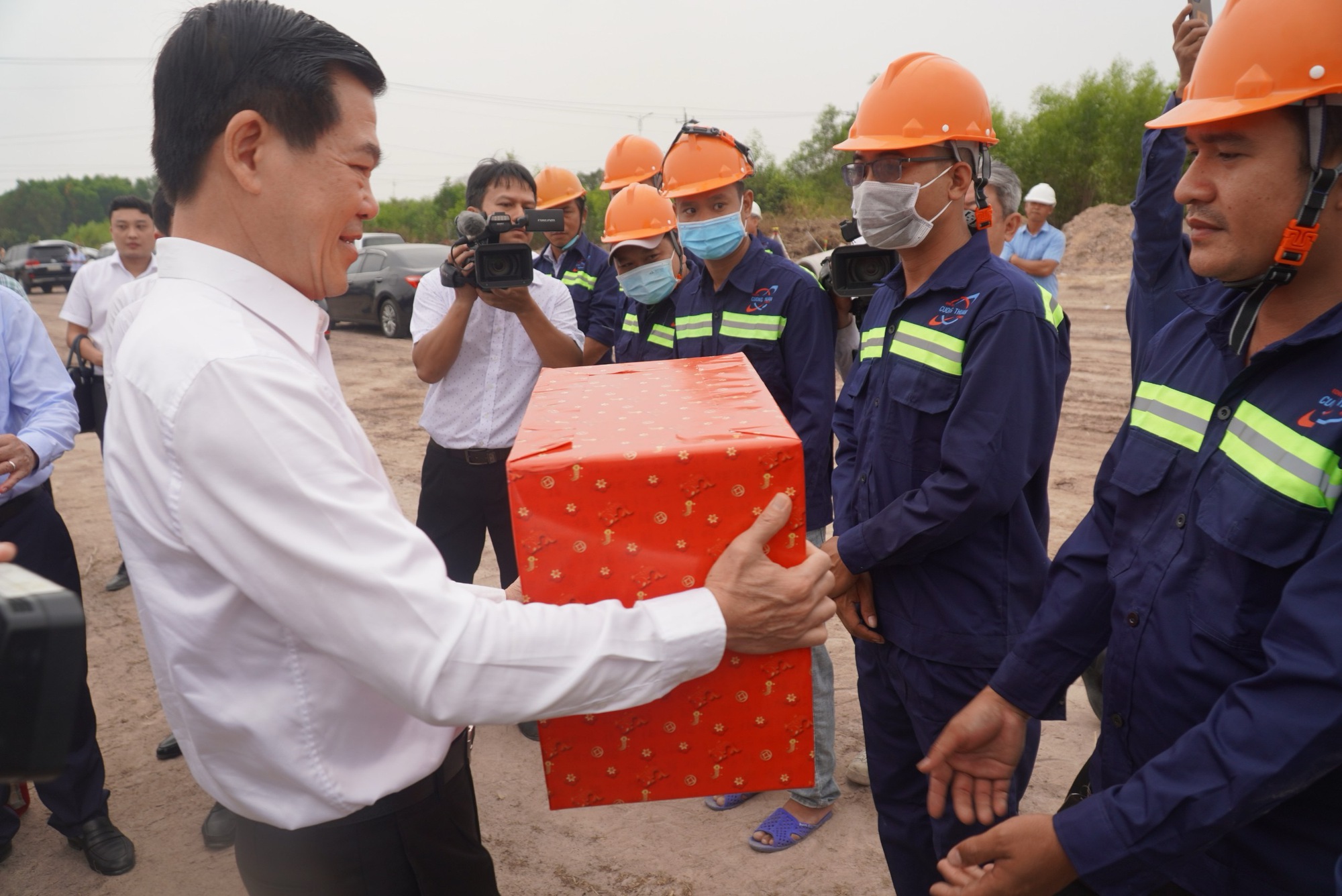 Lãnh đạo Đồng Nai thăm, tặng quà Tết cho lao động ở sân bay Long Thành- Ảnh 3.