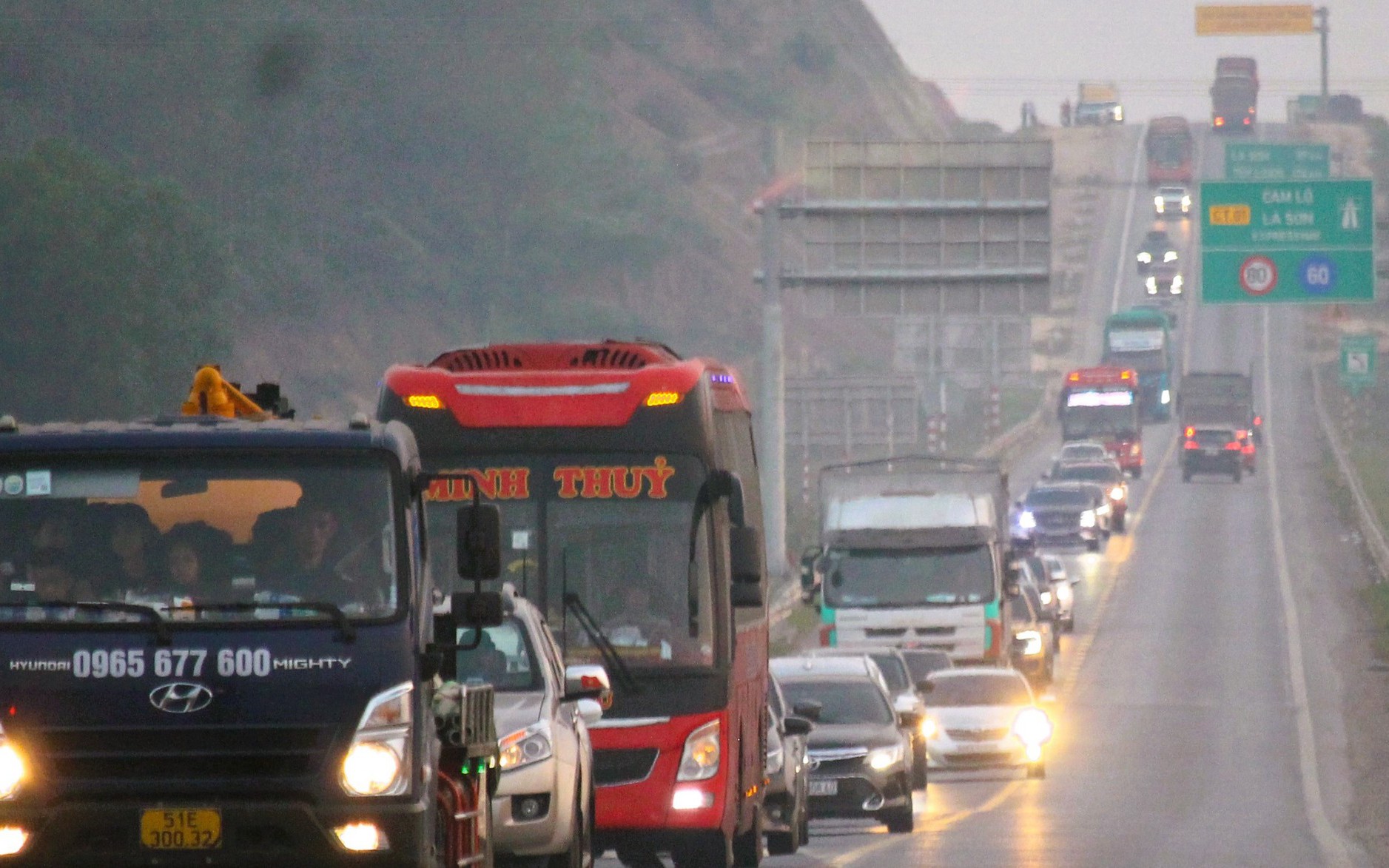 Cao tốc Cam Lộ - La Sơn nườm nượp xe cộ về quê ăn Tết