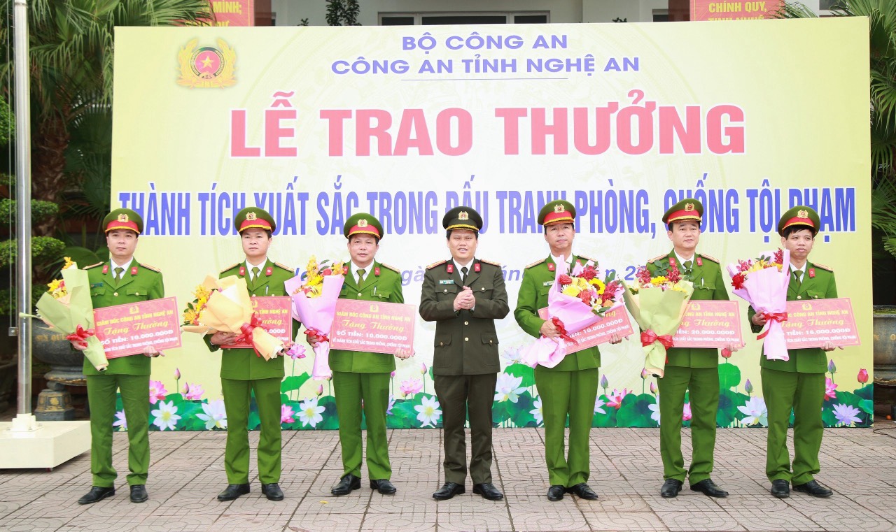 Trao thưởng các đơn vị xuất sắc trong vụ bắt đối tượng cầm dao cướp ngân hàng ở Nghệ An- Ảnh 2.