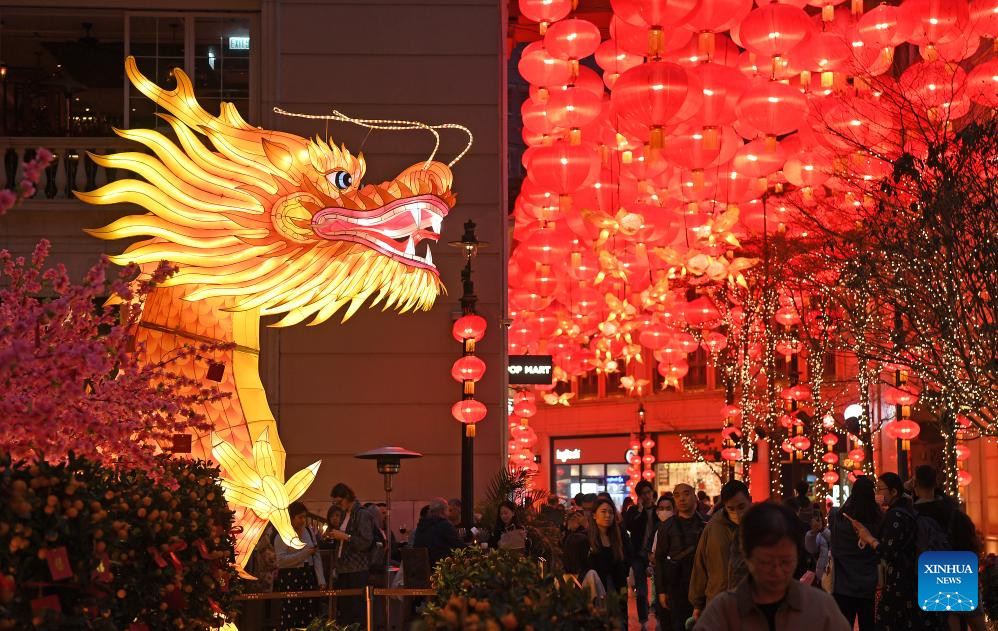 Phố thiệp cưới Lee Tung (Lợi Đông) nổi tiếng ở Hồng Kông trang hoàng biểu tượng rồng vàng và đèn lồng truyền thống. (Ảnh: Tân Hoa Xã)