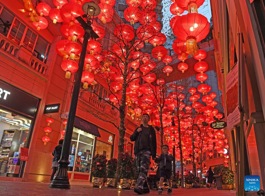 Tương tự như phố Lee Tung, sắc đỏ lung linh của đèn lồng ngập tràn trên những con phố tại Hồng Kông những ngày cận tết Nguyên đán. (Ảnh: Tân Hoa Xã)