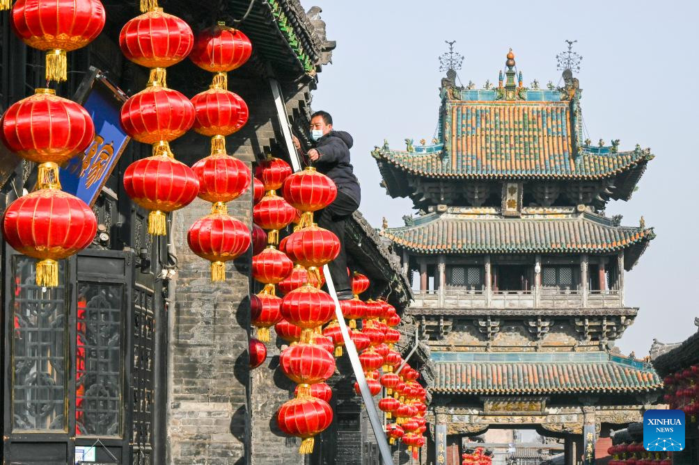 Các địa điểm du lịch tại Trung Quốc đều sẵn sàng đón khách du xuân dịp Tết Nguyên đán 2024. Trong ảnh là người dân treo đèn lồng đón năm mới tại thành cổ Bình Dao. (Ảnh: Tân Hoa Xã)