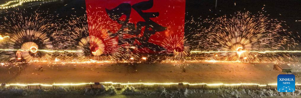 Màn biểu diễn pháo hoa bằng sắt nóng chảy tại lễ hội băng tuyết tỉnh Hà Bắc, phía bắc Trung Quốc. (Ảnh: Tân Hoa Xã)