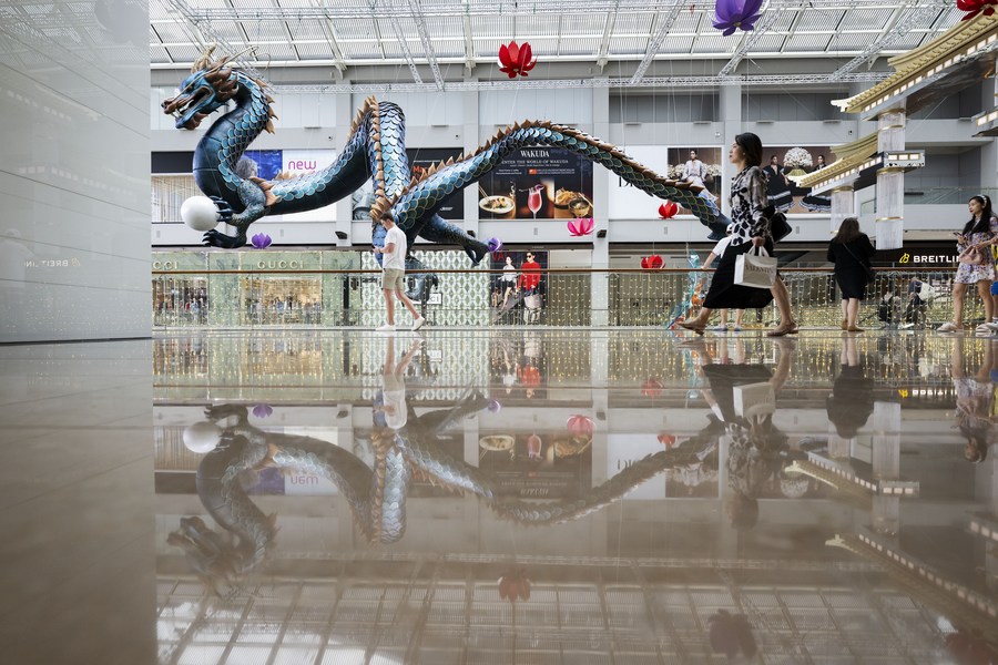 Không chỉ tại phố người Hoa, các trung tâm thương mại lớn của quốc đảo Đông Nam Á này cũng bố trí các mô hình rồng bay tuyệt đẹp đón chào năm mới.