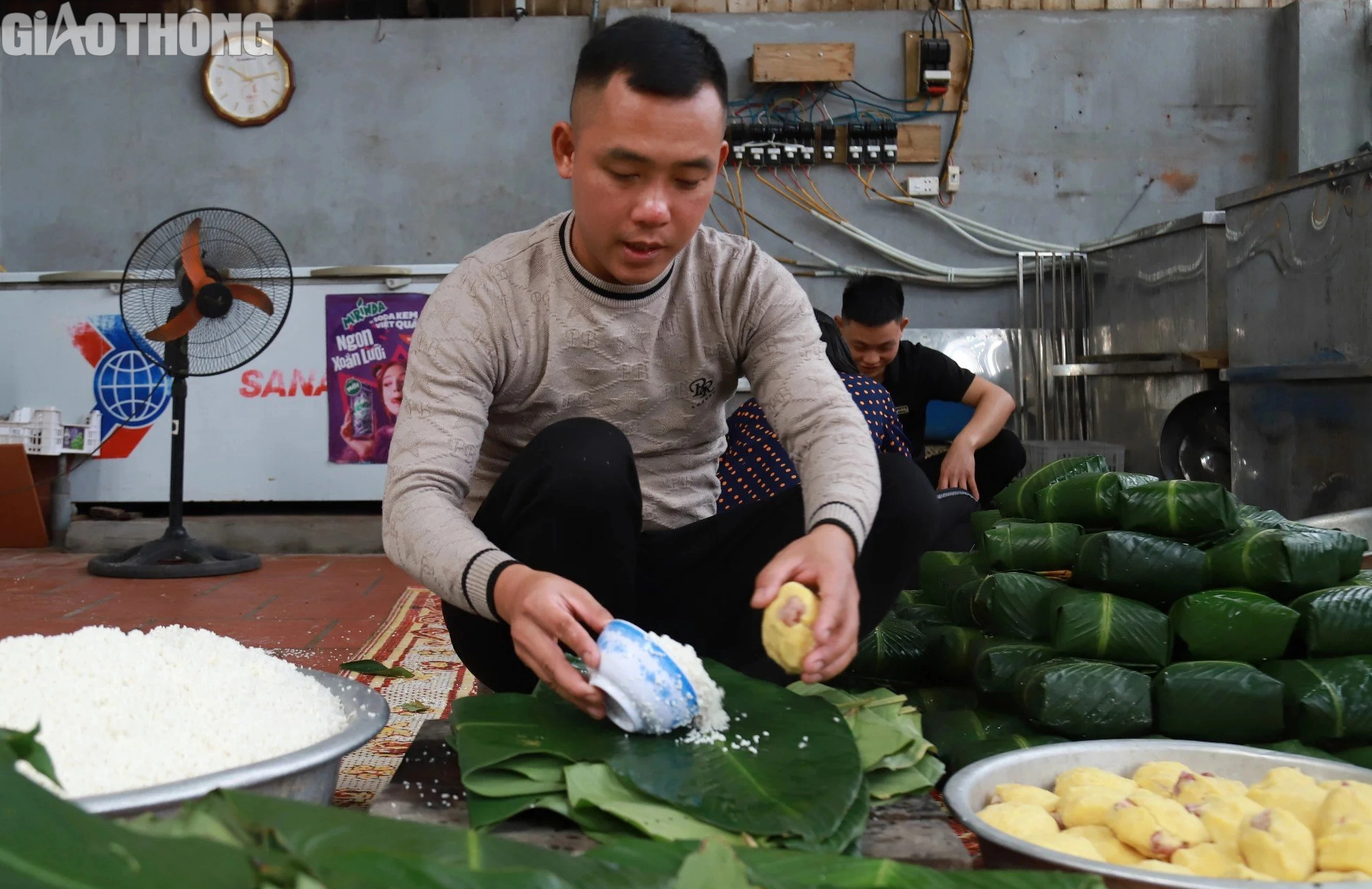 Làng bánh chưng lớn nhất ở Hà Nội tất bật chuẩn bị hàng Tết- Ảnh 2.