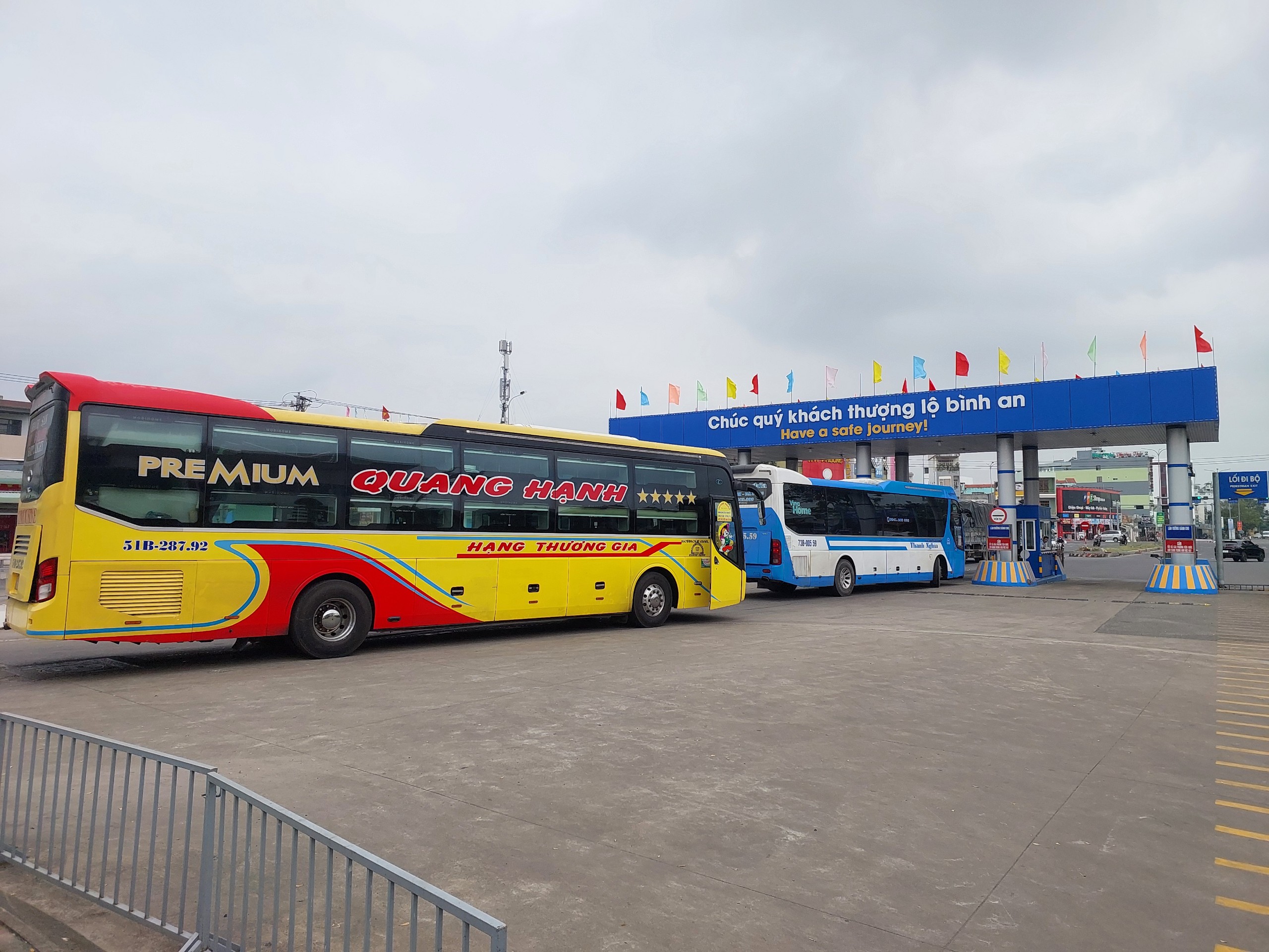 Xe khách nối đuôi nhau xuất bến Đà Nẵng, lượng khách tăng đến 80%- Ảnh 1.