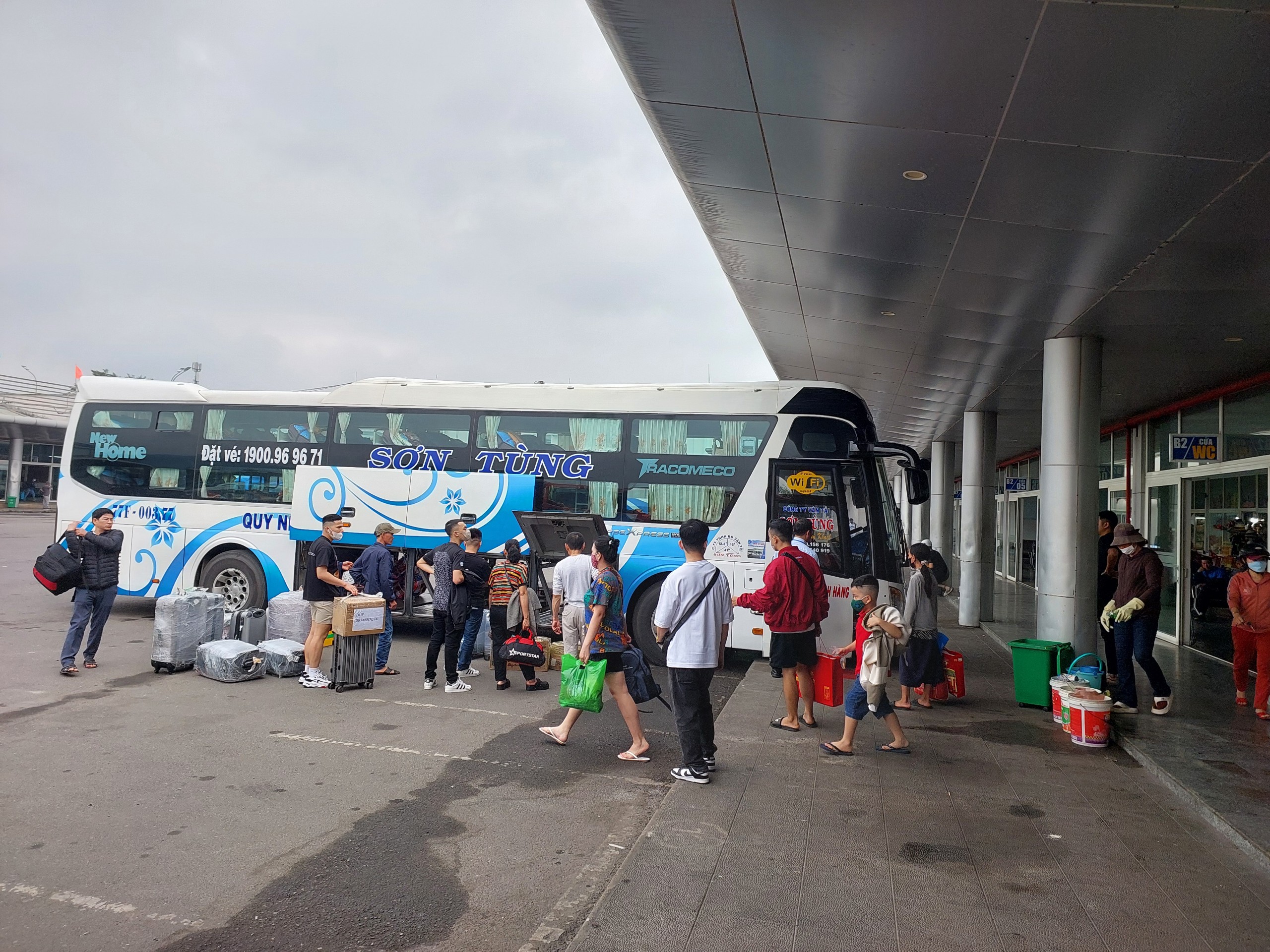 Xe khách nối đuôi nhau xuất bến Đà Nẵng, lượng khách tăng đến 80%- Ảnh 3.