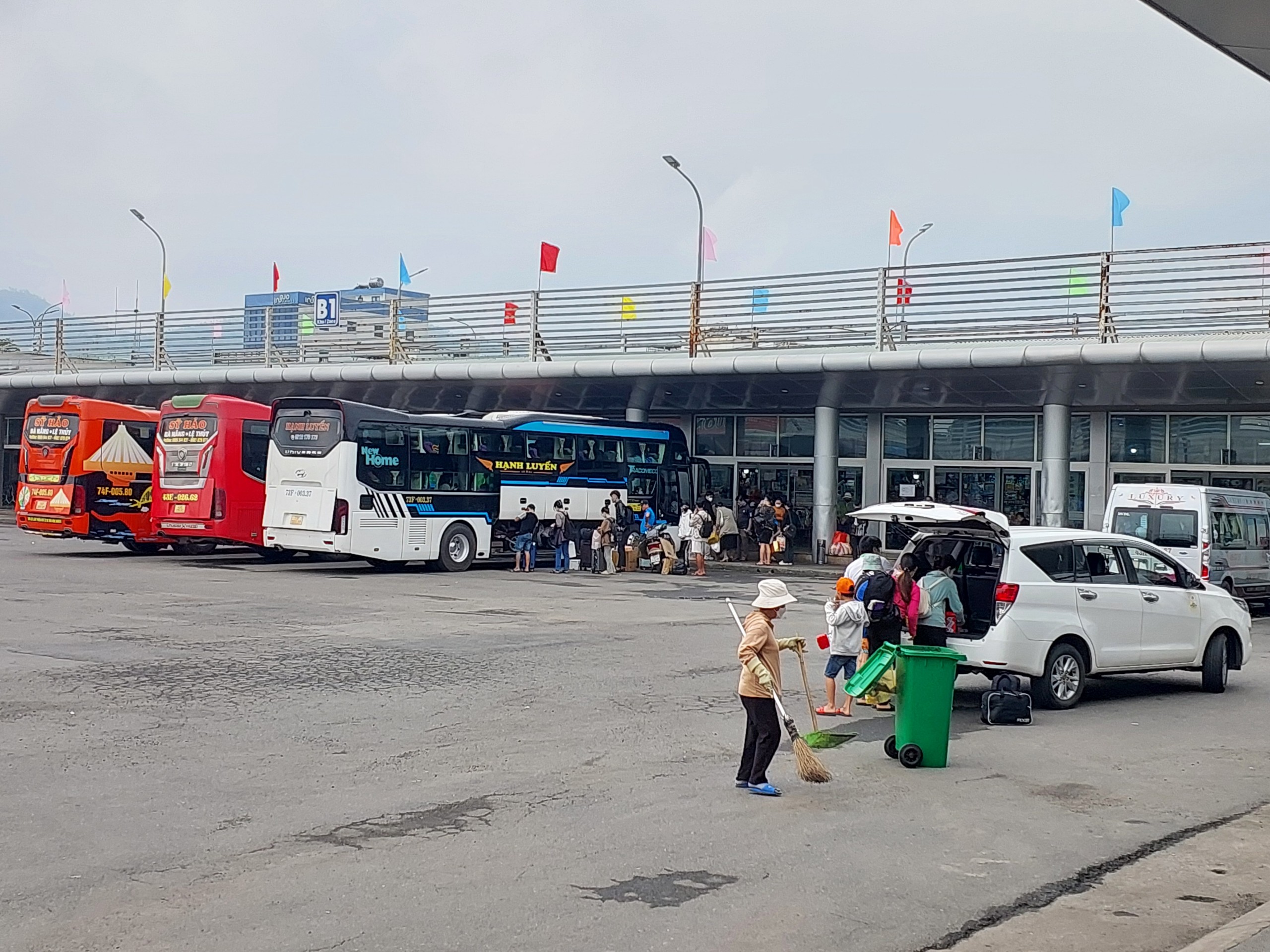Xe khách nối đuôi nhau xuất bến Đà Nẵng, lượng khách tăng đến 80%- Ảnh 4.