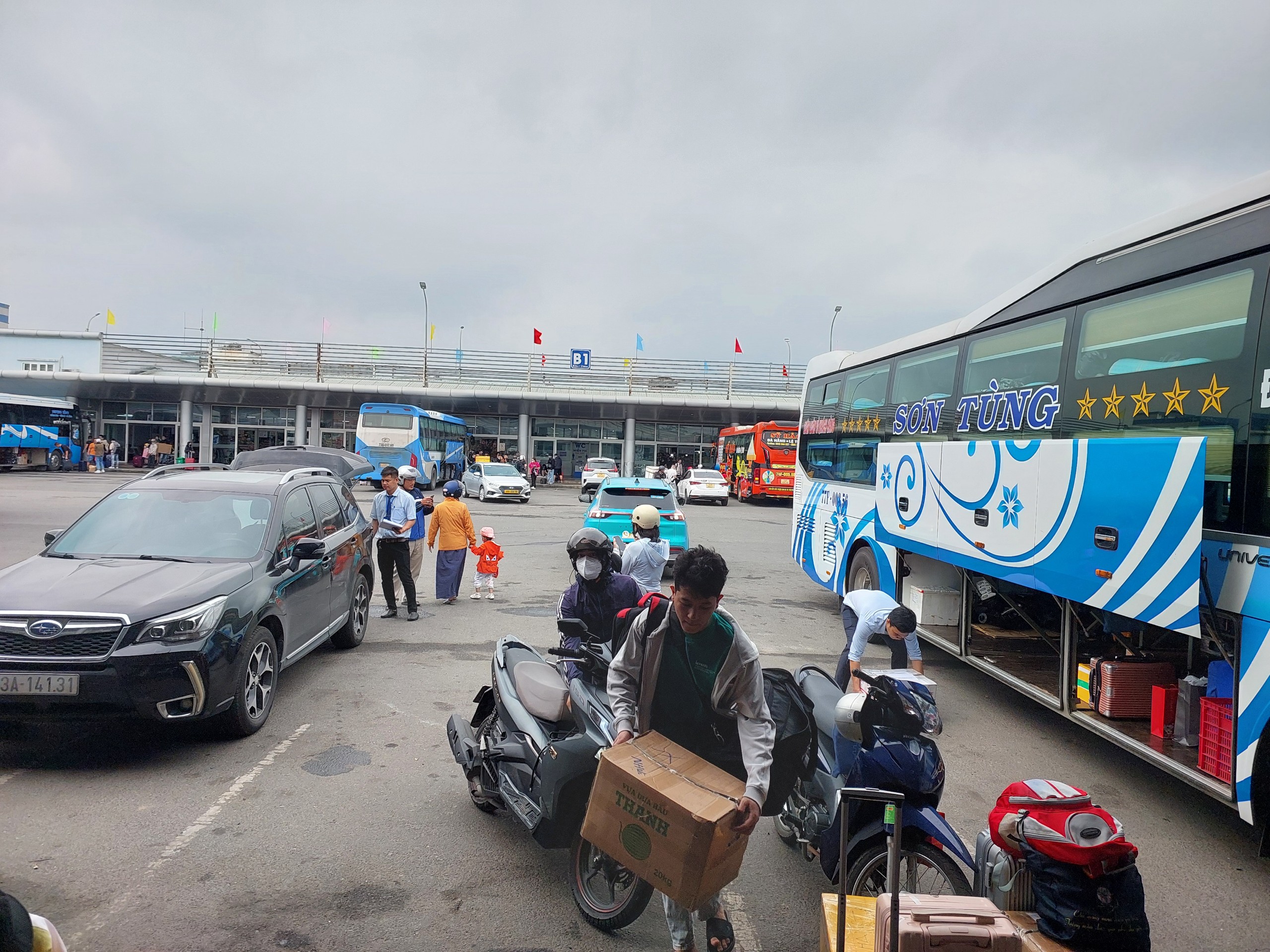 Xe khách nối đuôi nhau xuất bến Đà Nẵng, lượng khách tăng đến 80%- Ảnh 5.