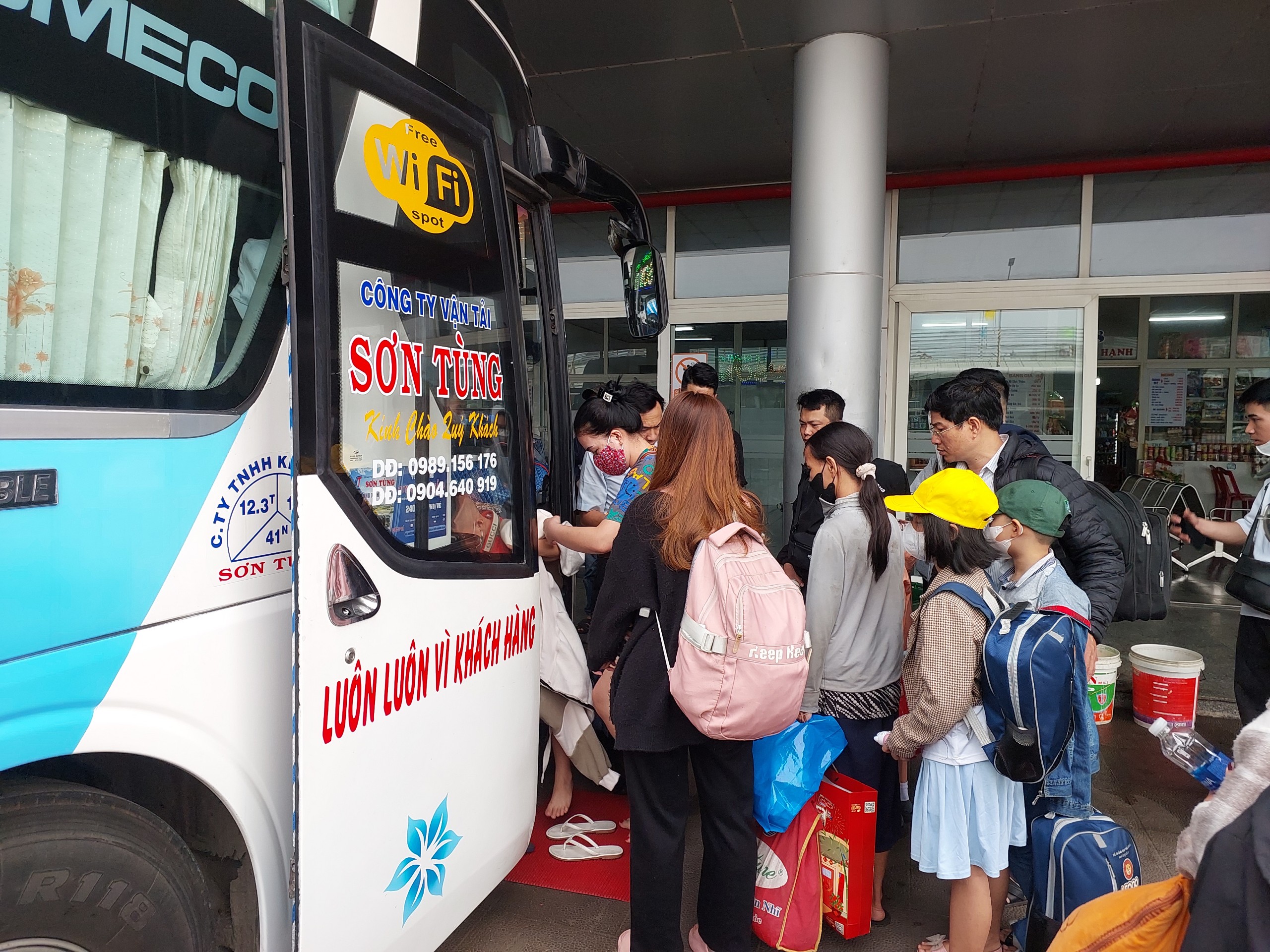 Xe khách nối đuôi nhau xuất bến Đà Nẵng, lượng khách tăng đến 80%- Ảnh 7.