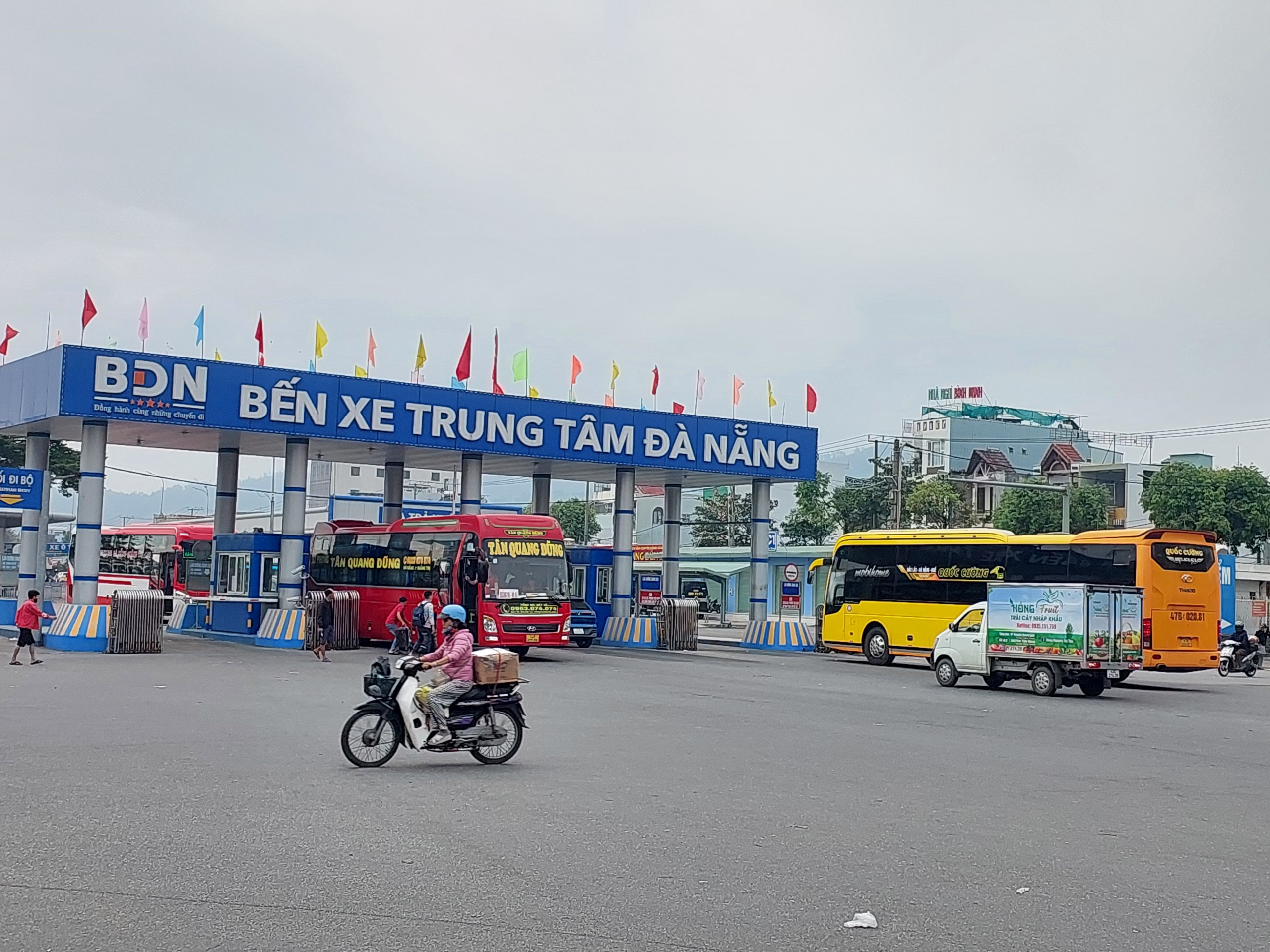 Xe khách nối đuôi nhau xuất bến Đà Nẵng, lượng khách tăng đến 80%- Ảnh 8.