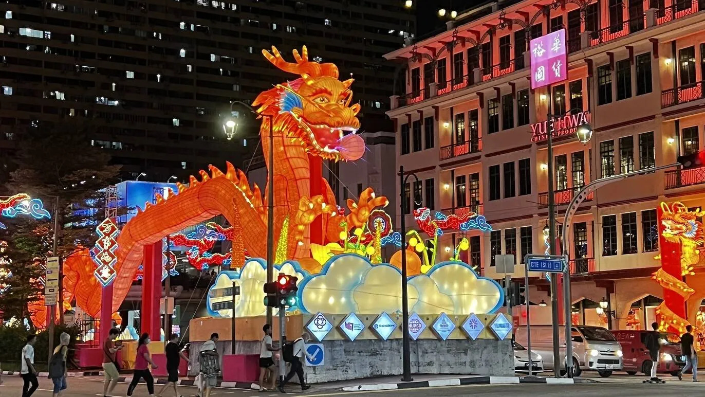 Mô hình rồng lớn được bố trí ngay quảng trường Kreta Ayer, trung tâm phố người Hoa ở Singapore, thu hút khách du lịch ghé thăm chụp ảnh.